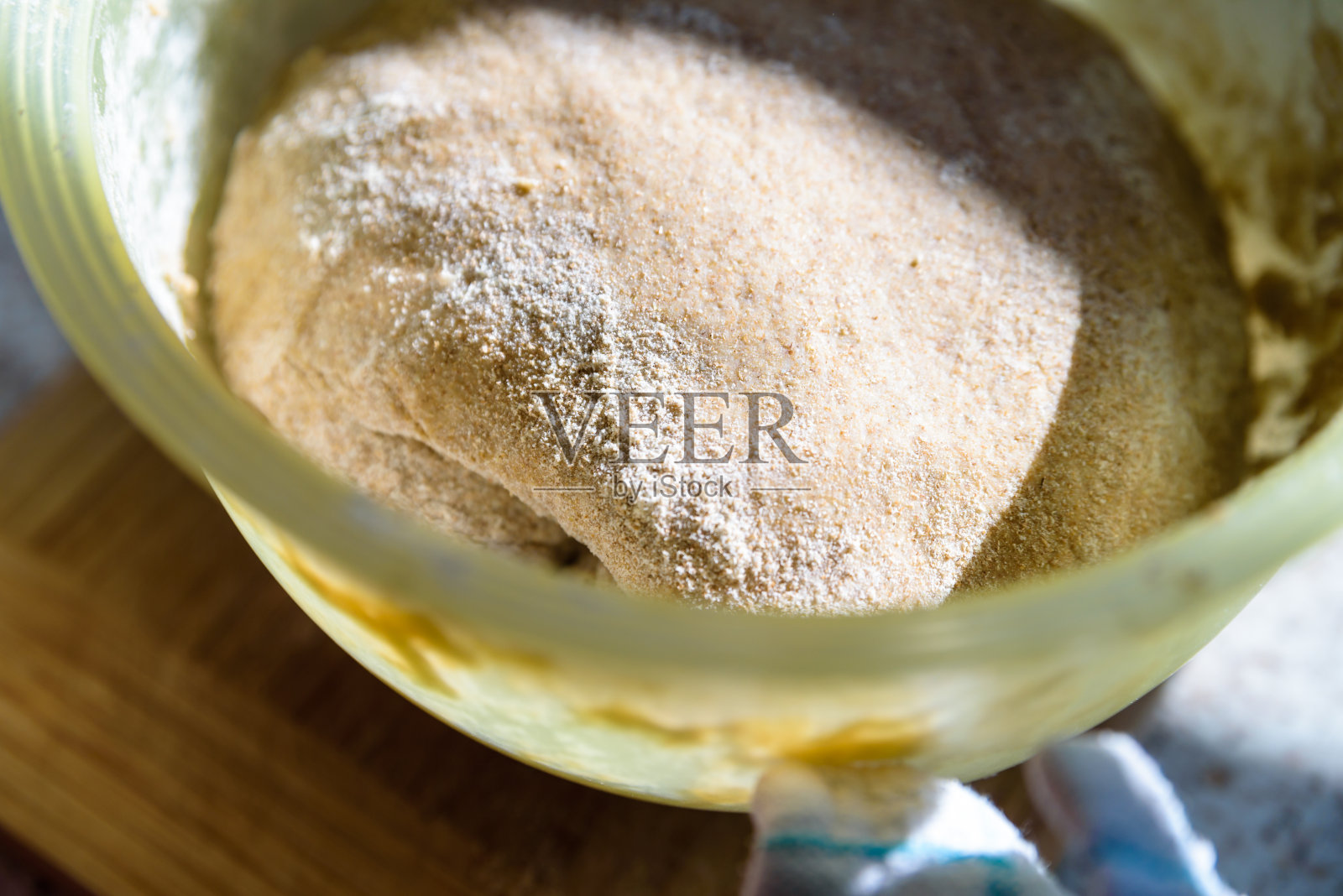 全麦素面团混合自制面包照片摄影图片