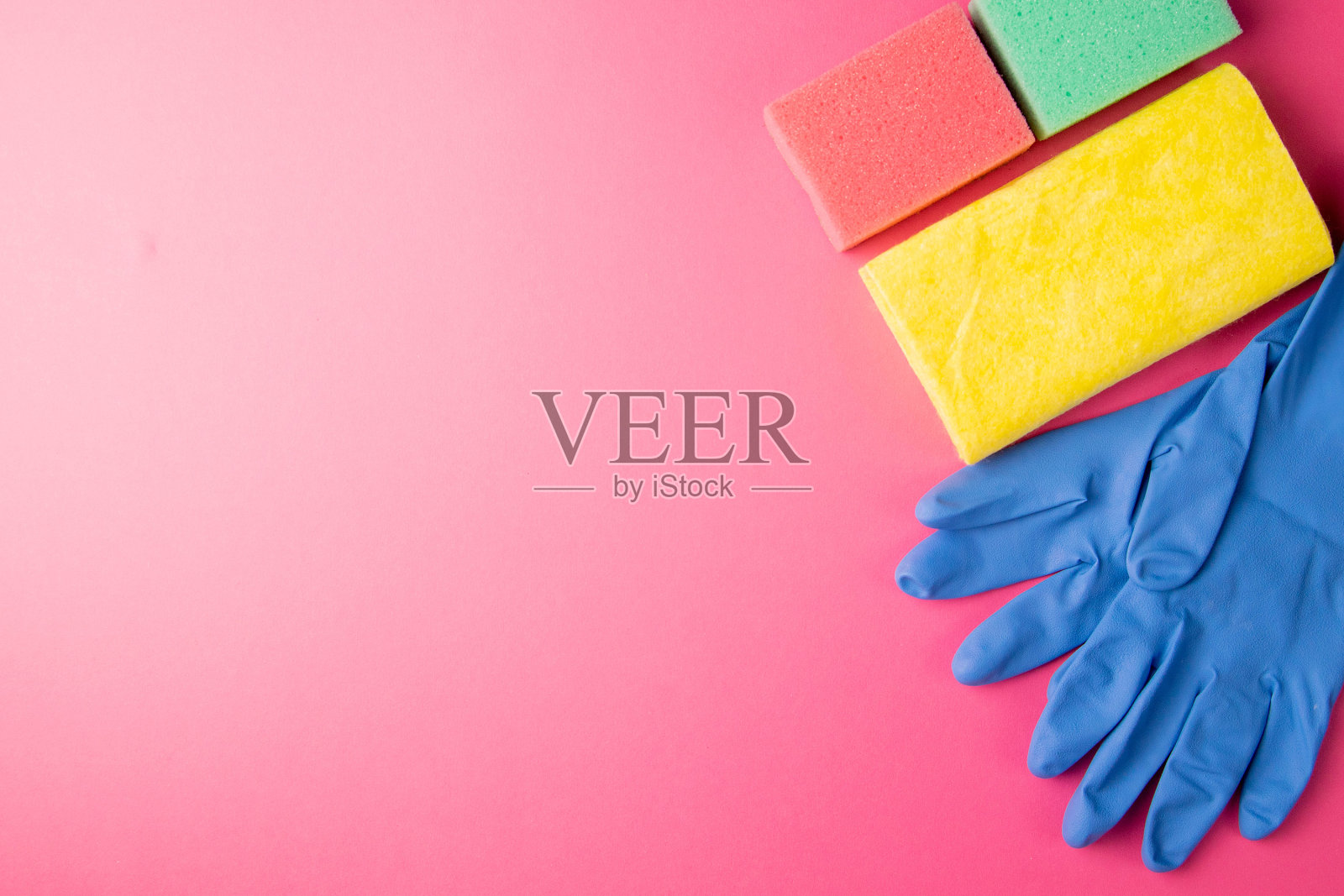 厨房、浴室和其他房间不同表面的彩色清洁装置。粉红色背景上的文字或标志的空白位置。清洁服务理念。早春定期大扫除。俯视图照片摄影图片