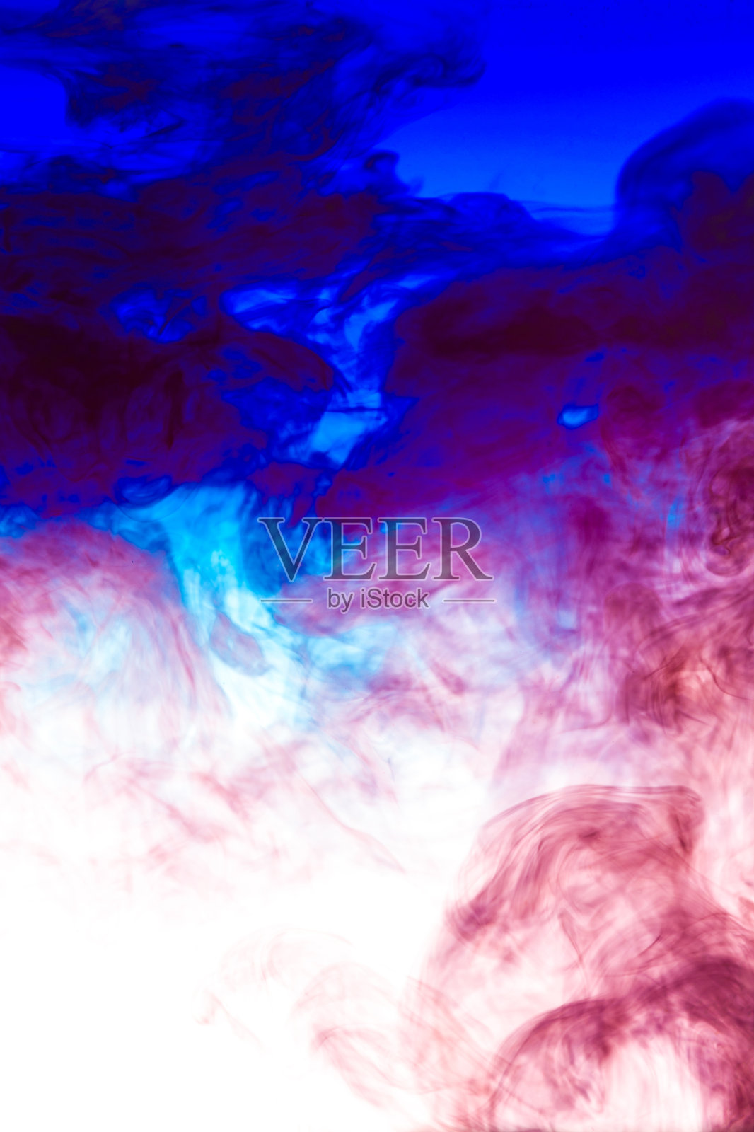 墨云在水里孤立白色。2020年的颜色。照片摄影图片