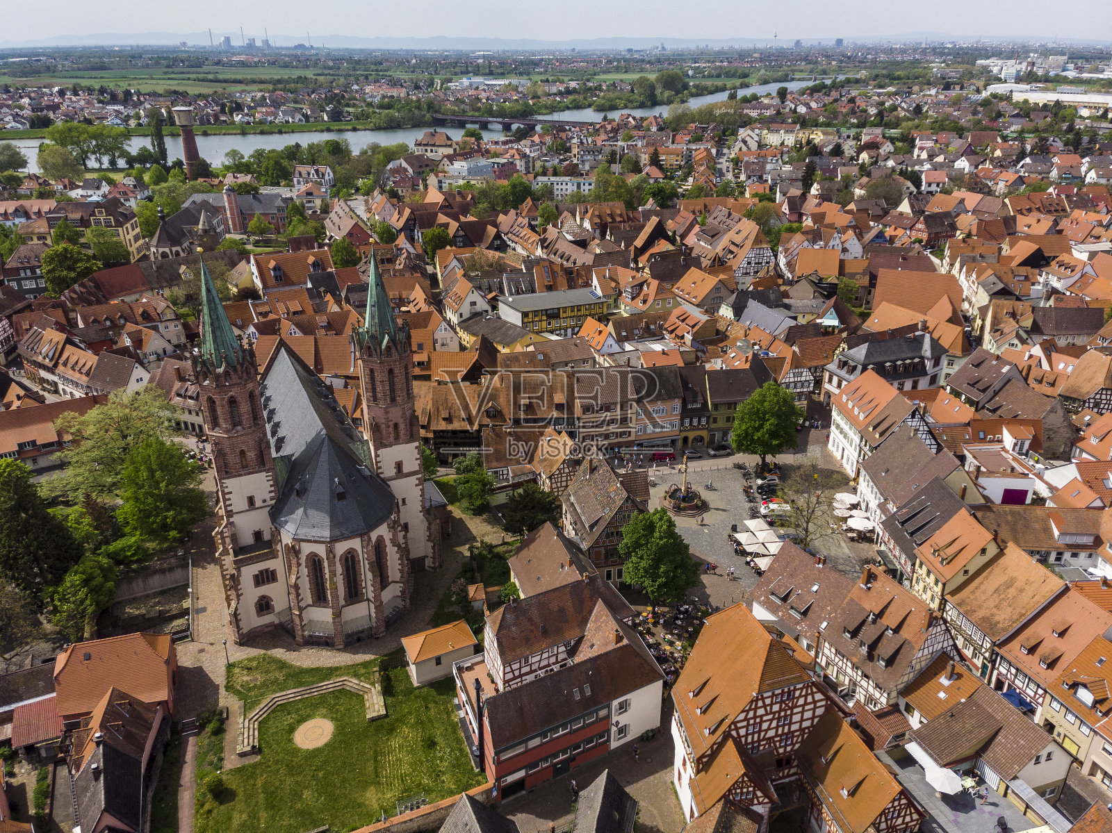 美丽的德国城市拉登堡俯视图。橙色,瓦屋顶。天主教会。市场广场。照片摄影图片