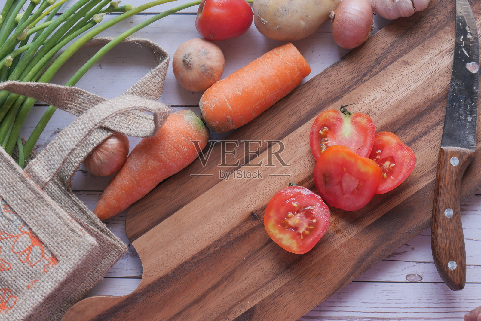 菜板上放有购物袋的新鲜蔬菜照片摄影图片