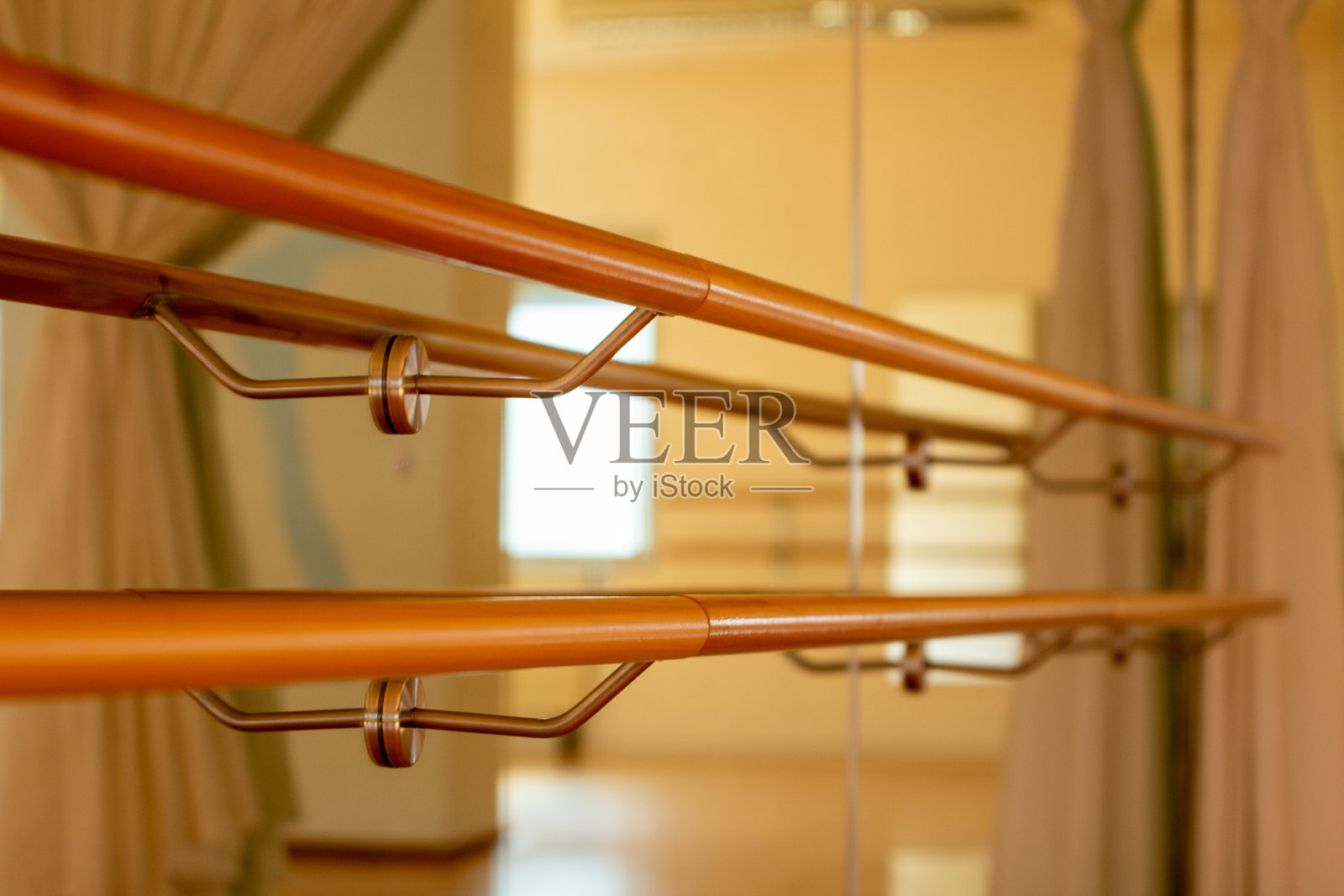 芭蕾舞酒吧在芭蕾舞工作室与镜子舞蹈工作室照片摄影图片