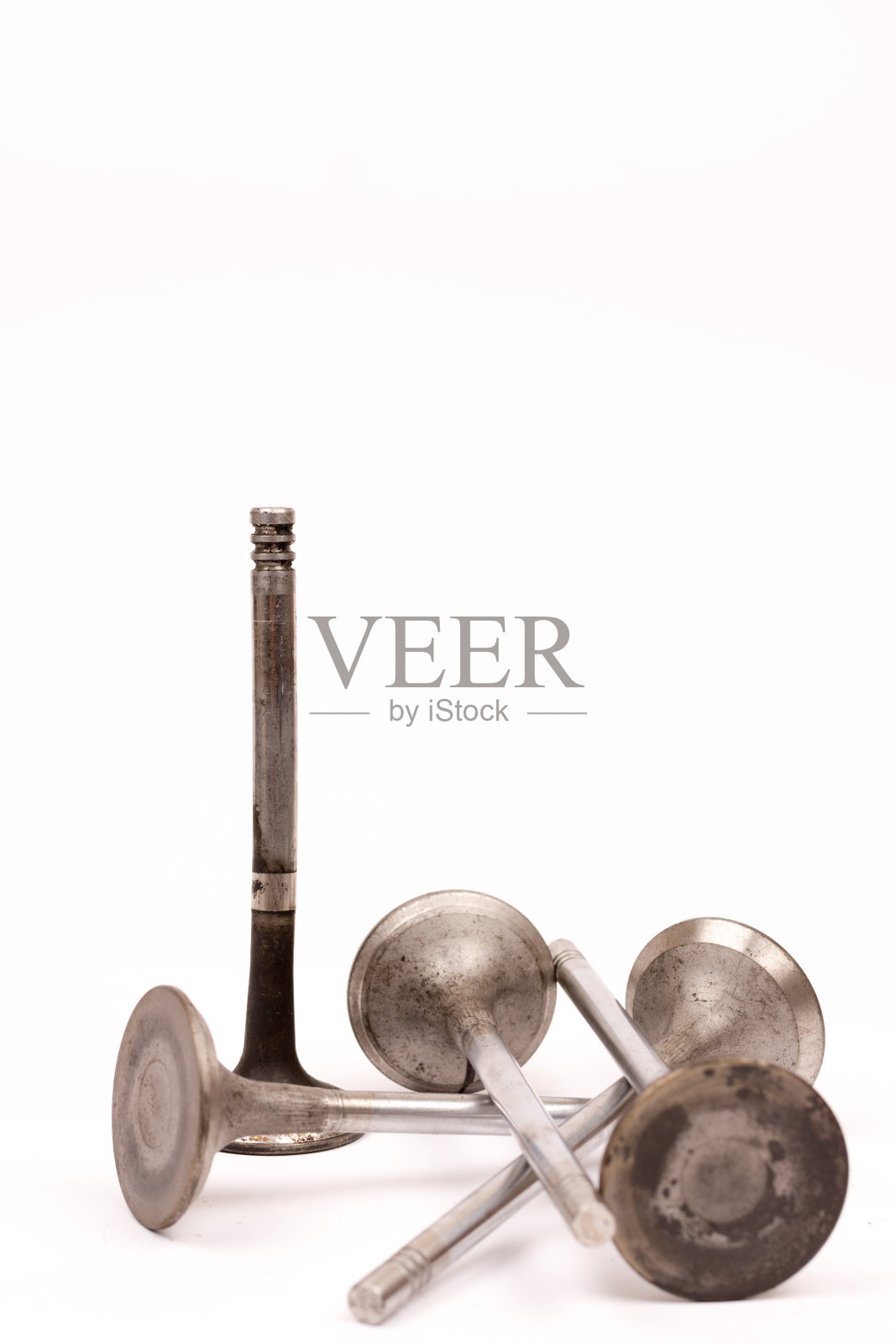 在白色背景上使用扭曲的汽车阀门照片摄影图片