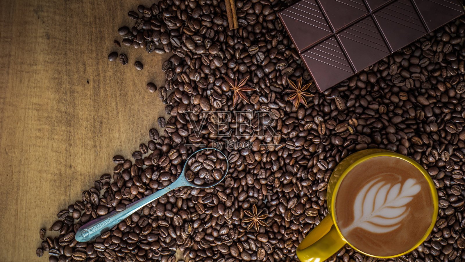 拿铁，巧克力，咖啡豆照片摄影图片