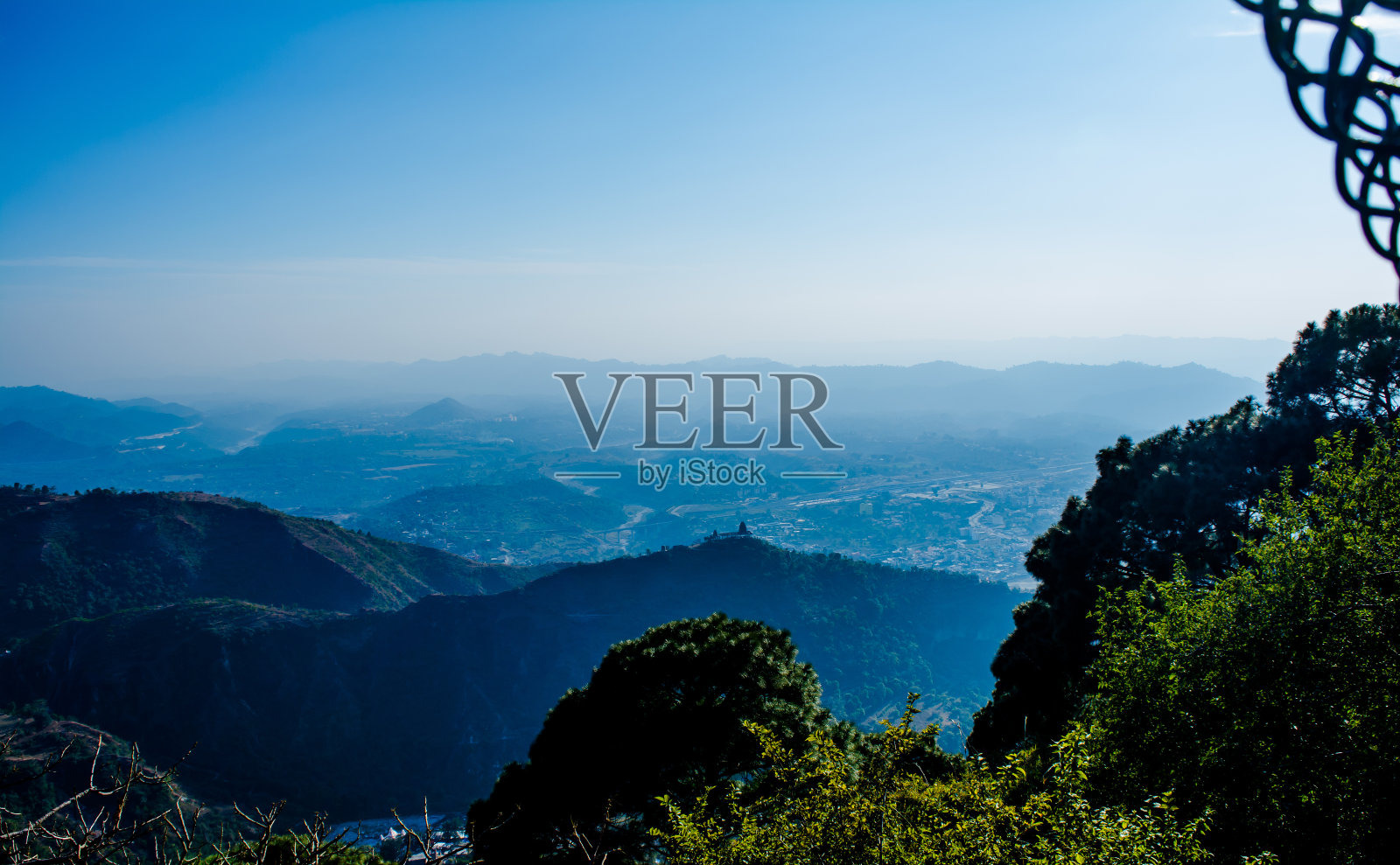 美丽的城市和喜马拉雅山脉从vaishnodevi, patnitop和Nathatop查谟山照片摄影图片