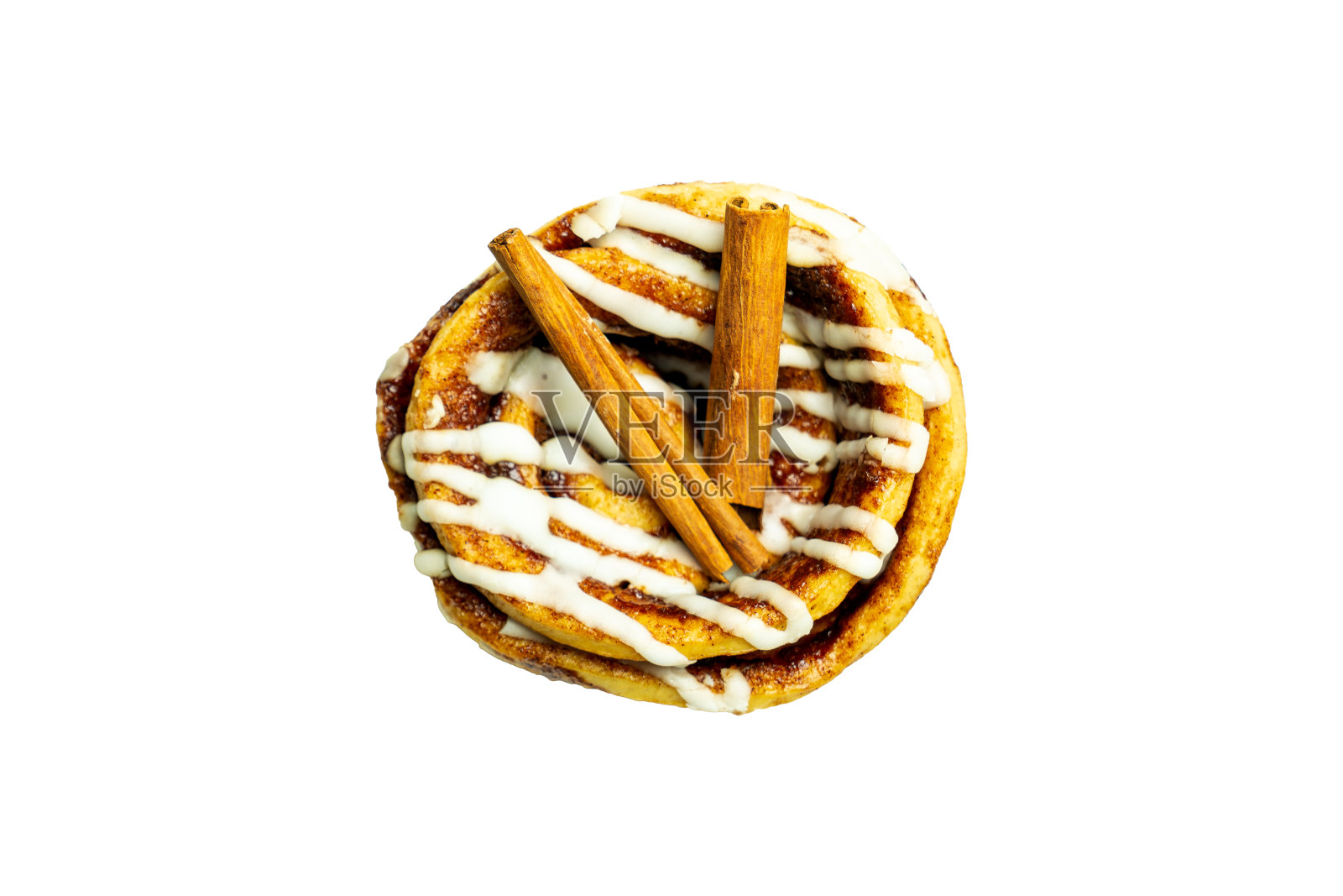 肉桂卷甜和肉桂棒上孤立的白色背景。前视图。剪切路径。照片摄影图片