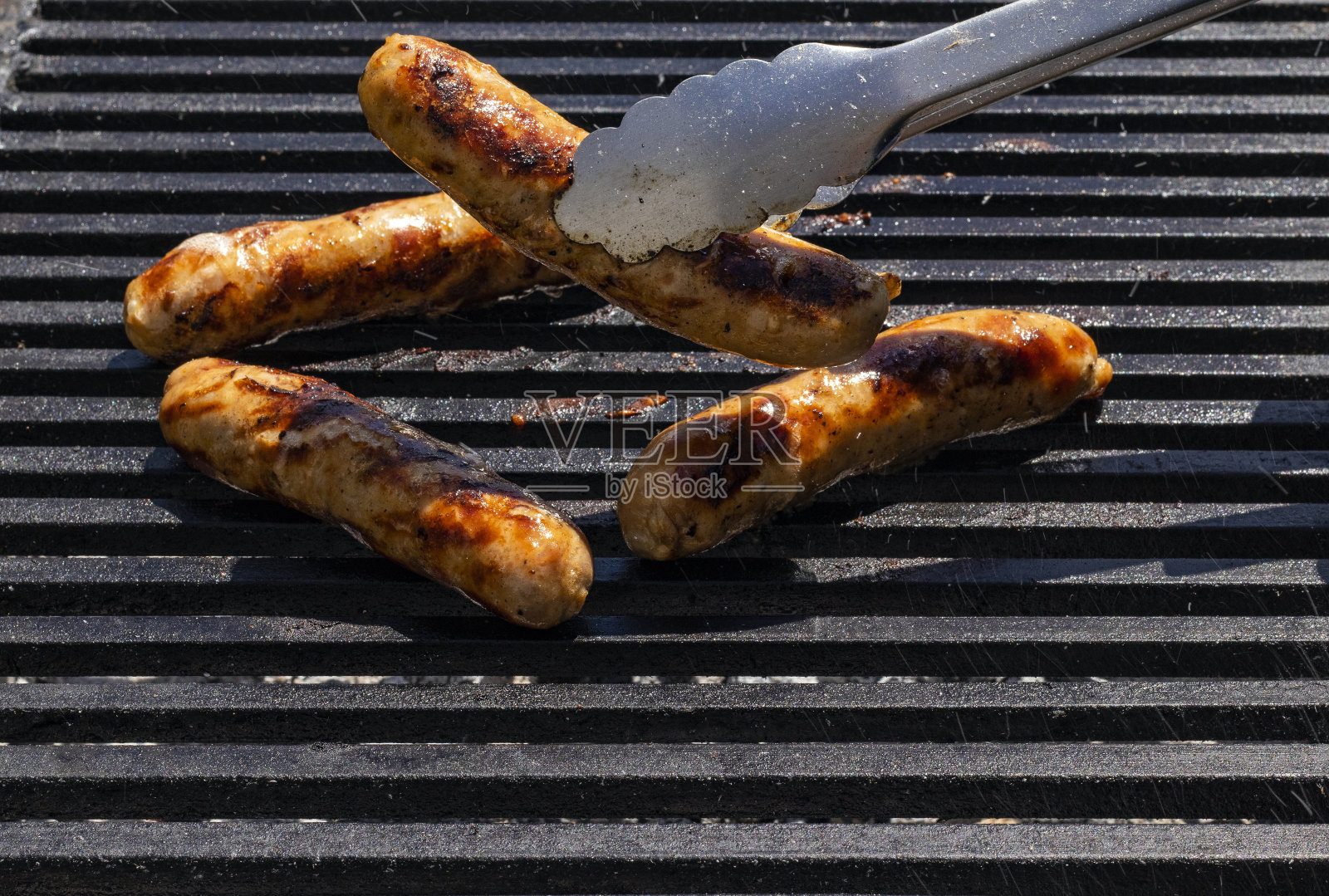 热烤架上的美味香肠照片摄影图片