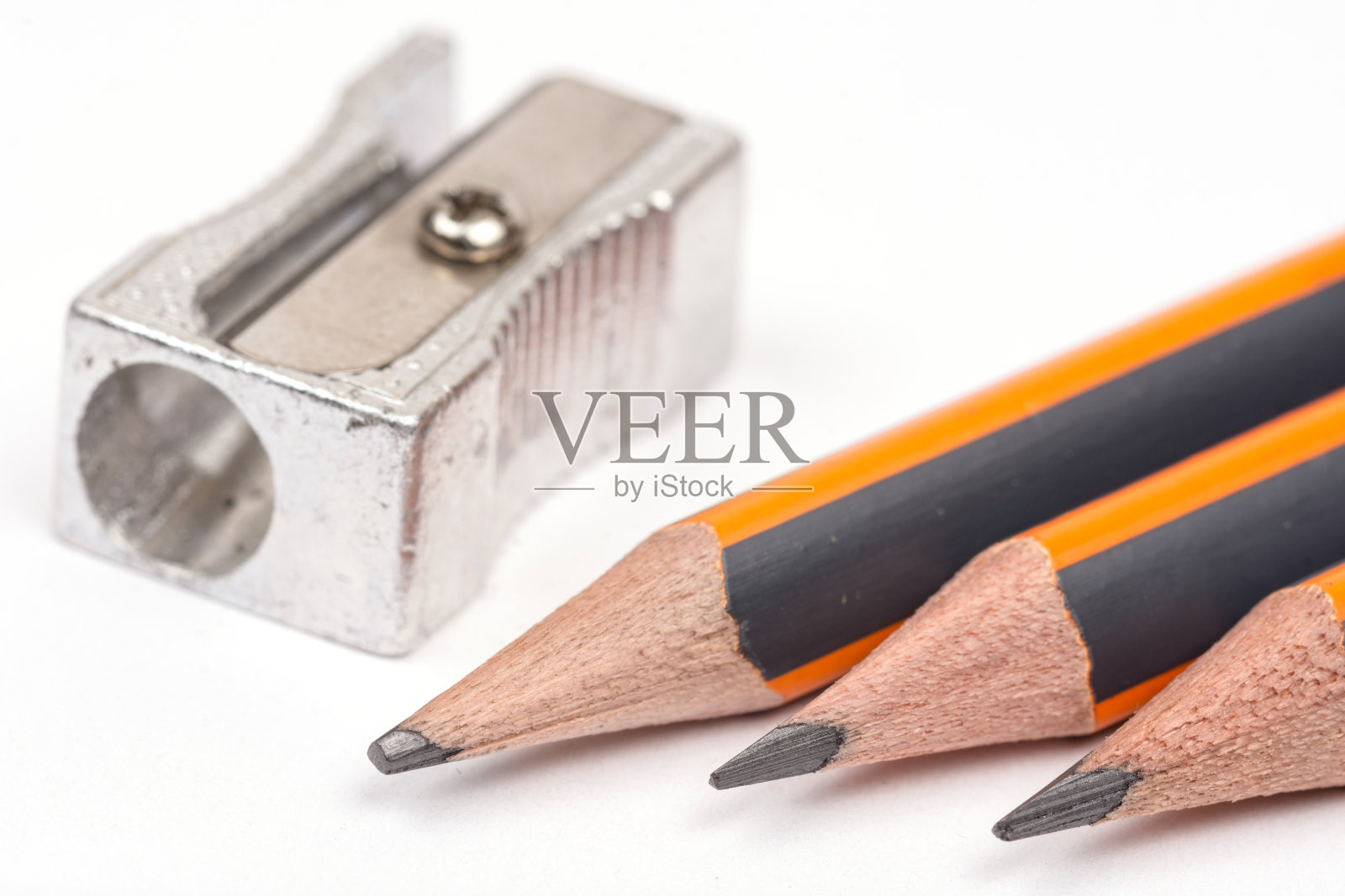 木制铅笔与金属卷笔刀在白色的背景照片摄影图片