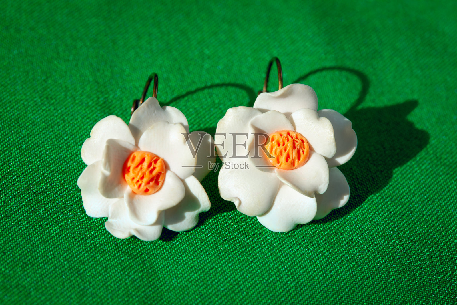 白色花耳环照片摄影图片