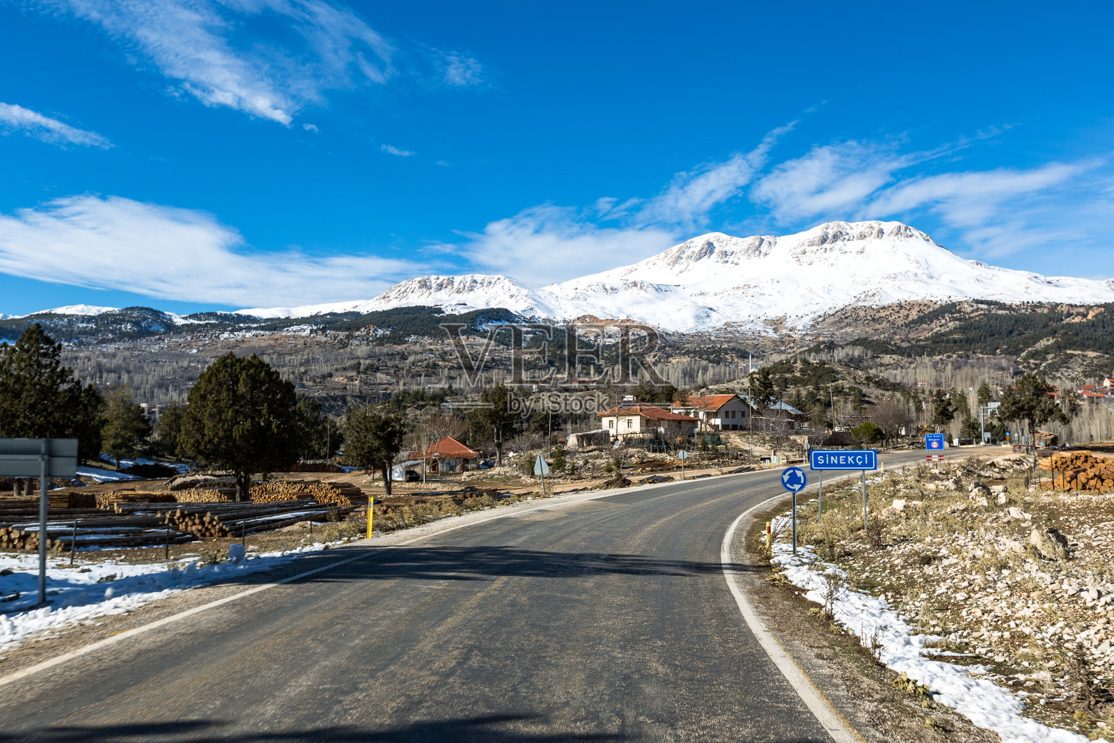 安塔利亚贡贝水坝湖和白雪皑皑的山景照片摄影图片