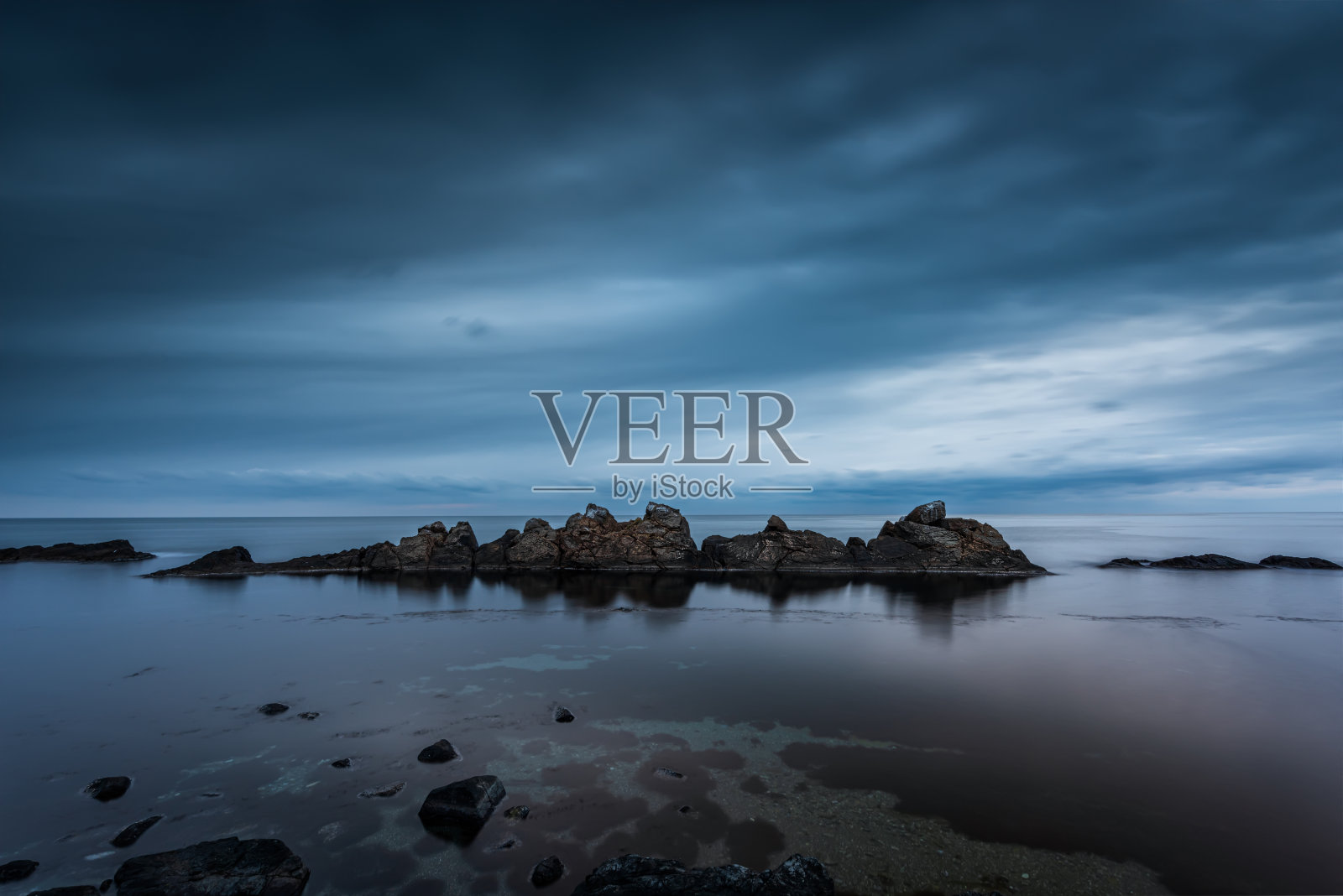 日出时分的岩石海滩照片摄影图片