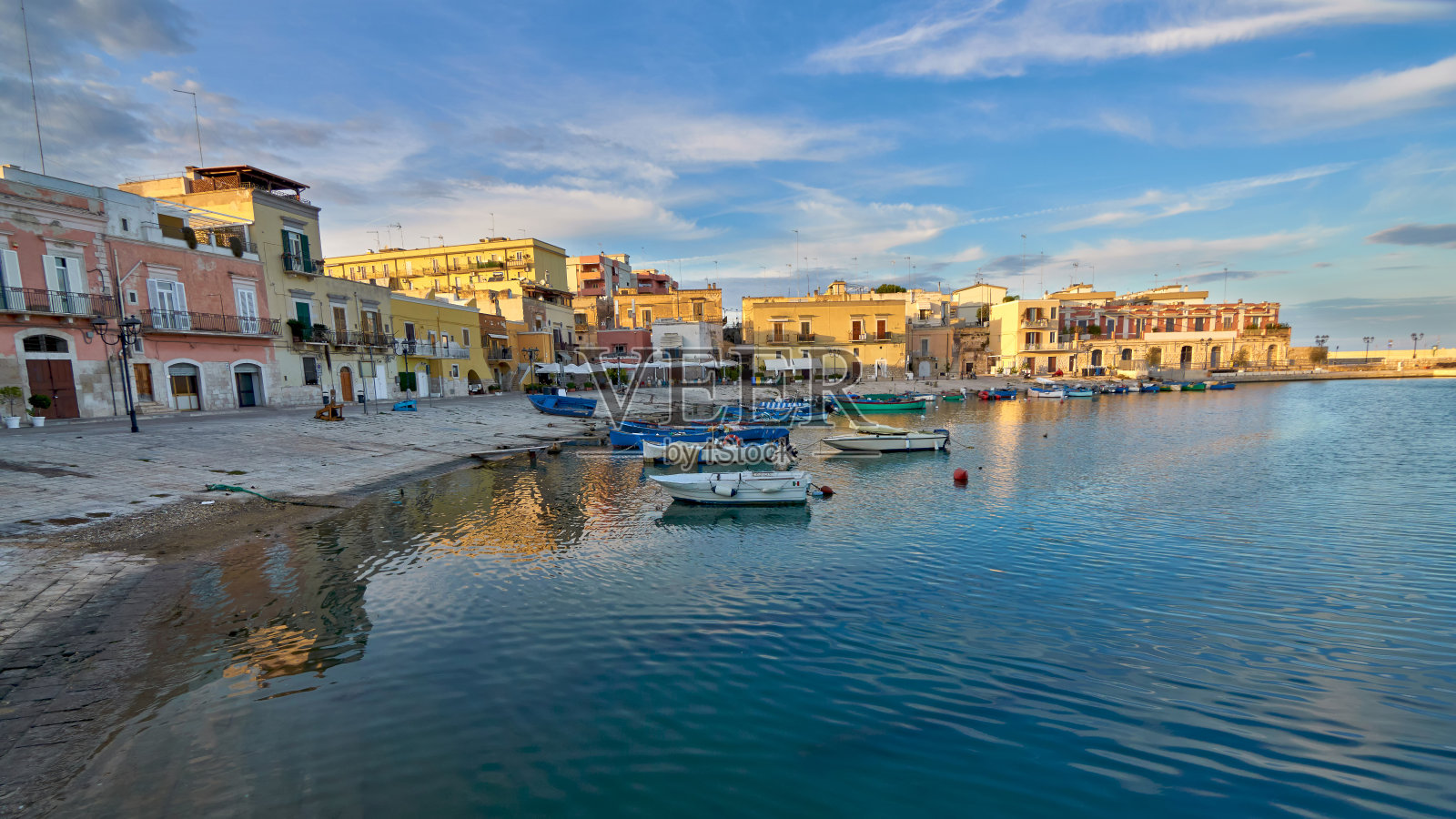 意大利，普利亚，日落时的比斯切利老港口照片摄影图片