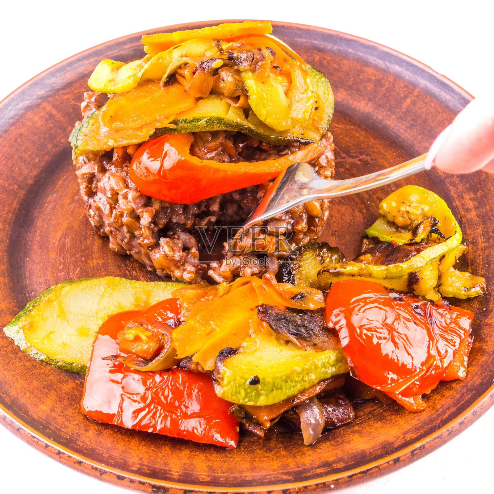 美味的红米饭和烤蔬菜在一个盘子，光背景，特写，俯视图-健康的饮食理念照片摄影图片