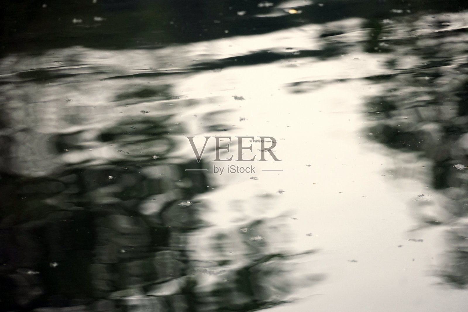 倒影在湖水中简单的概念。照片摄影图片