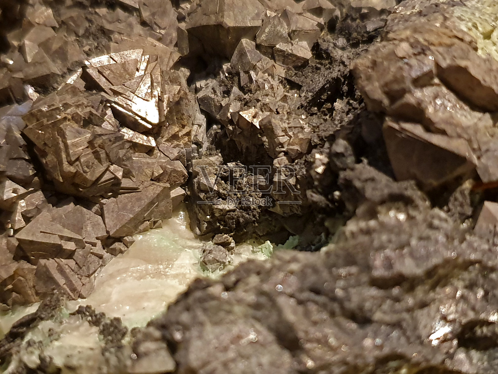 矿物。岩石间的一条冻结的河流。照片摄影图片