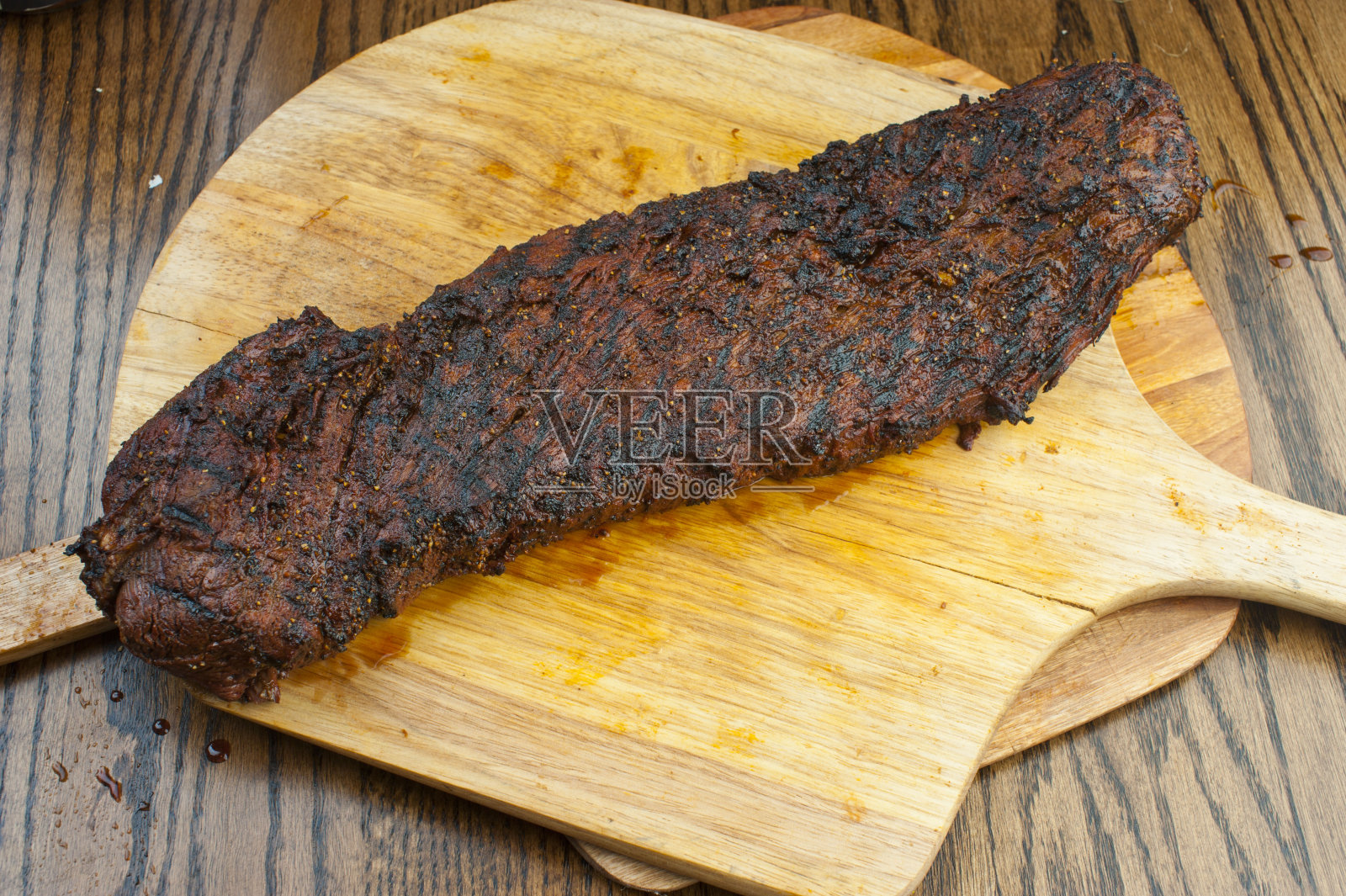 烧烤。野餐烧烤桌铺。牛胸肉，鸡肉，猪肋排，牛肋排，芝士通心粉，玉米面包，球芽甘蓝，凉拌卷心菜和啤酒。经典的传统德州烧烤肉和配菜。照片摄影图片