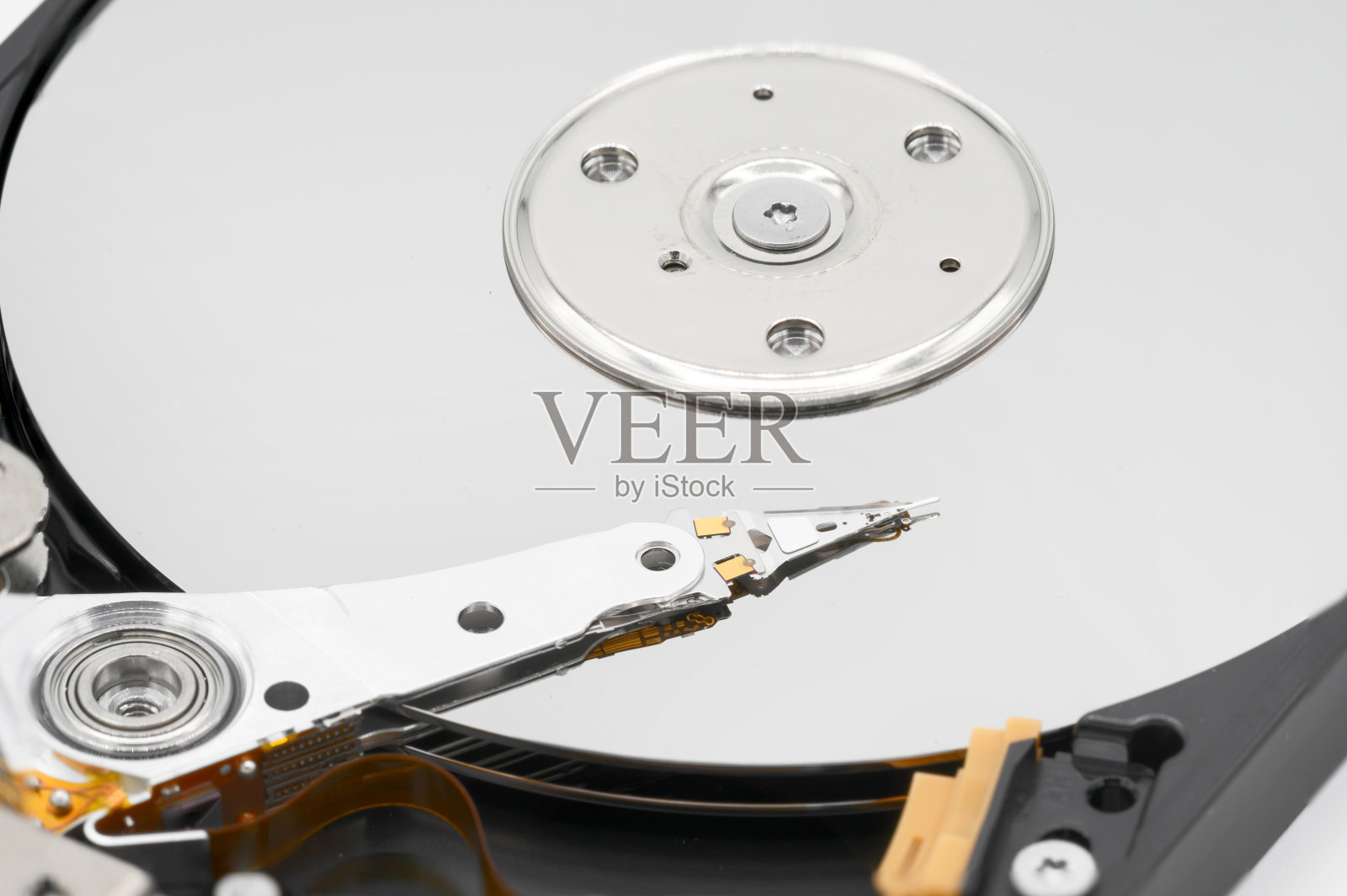 计算机硬盘驱动器。拆卸硬盘驱动器的特写。照片摄影图片