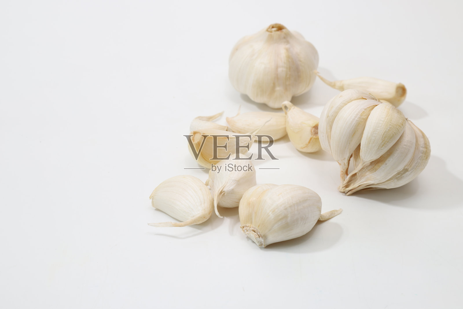 白色背景下的大蒜照片摄影图片