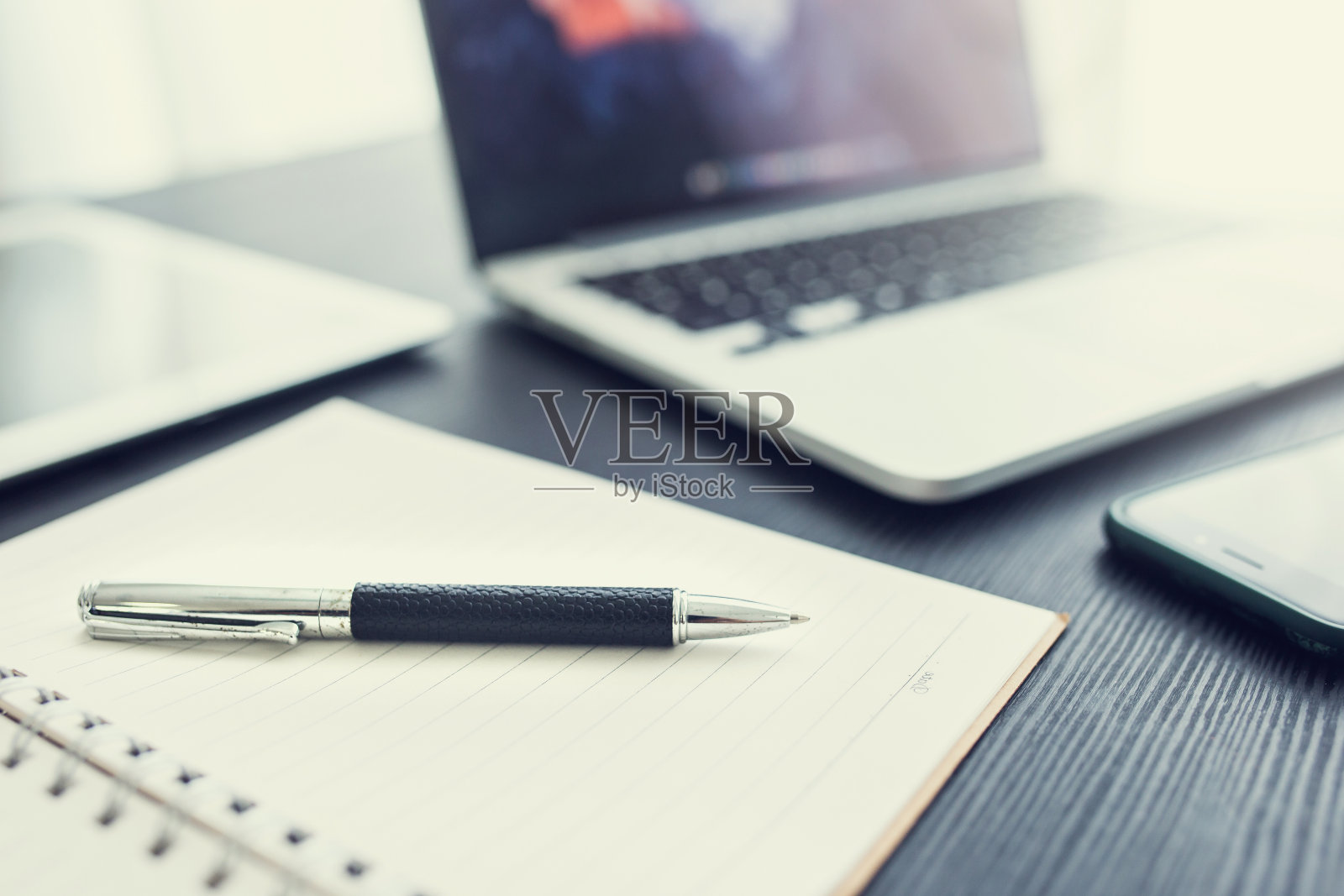 经营理念，办公场所，靠窗的木桌上放置笔记本电脑照片摄影图片