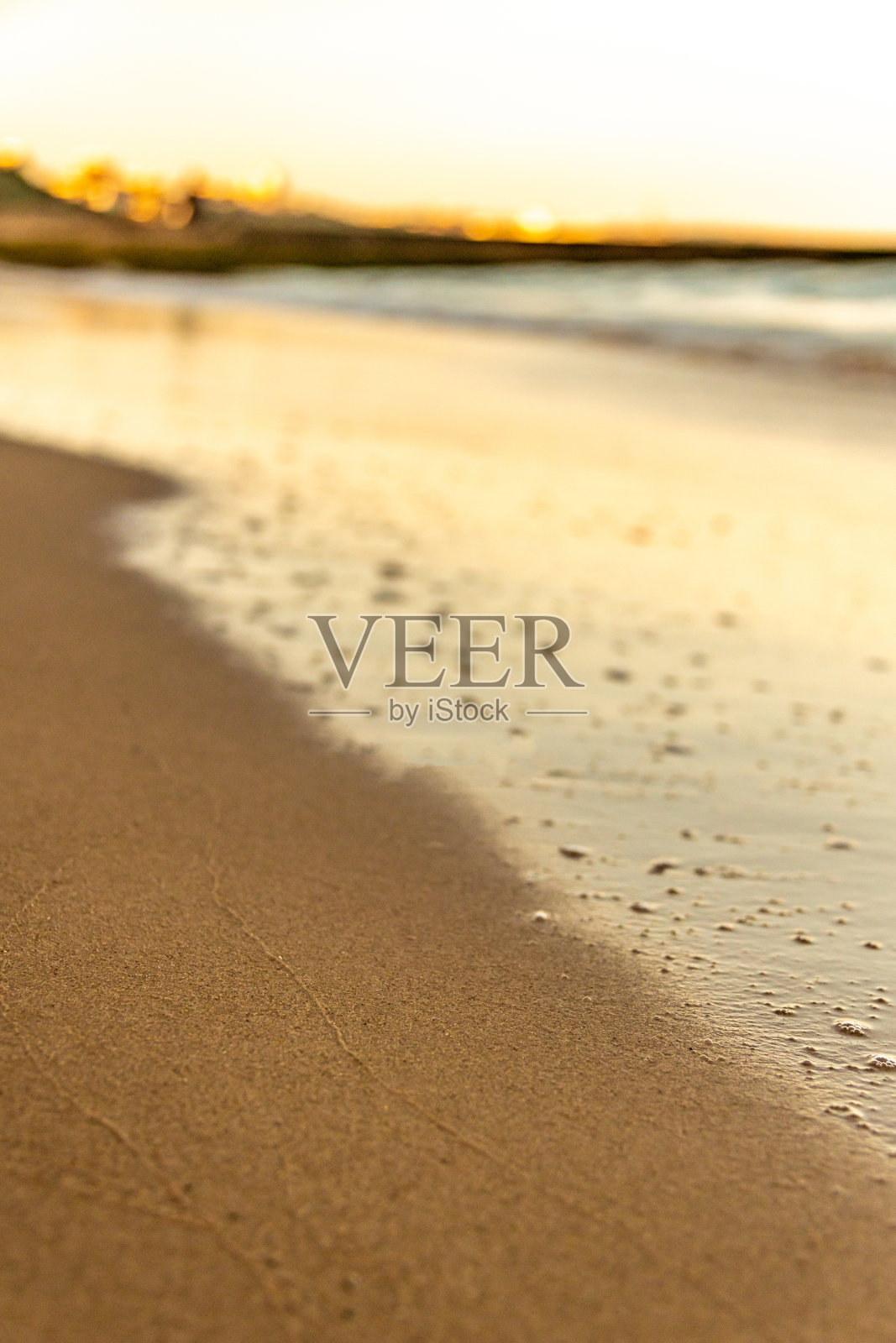 散在沙滩上的波浪，集中在沙滩上照片摄影图片