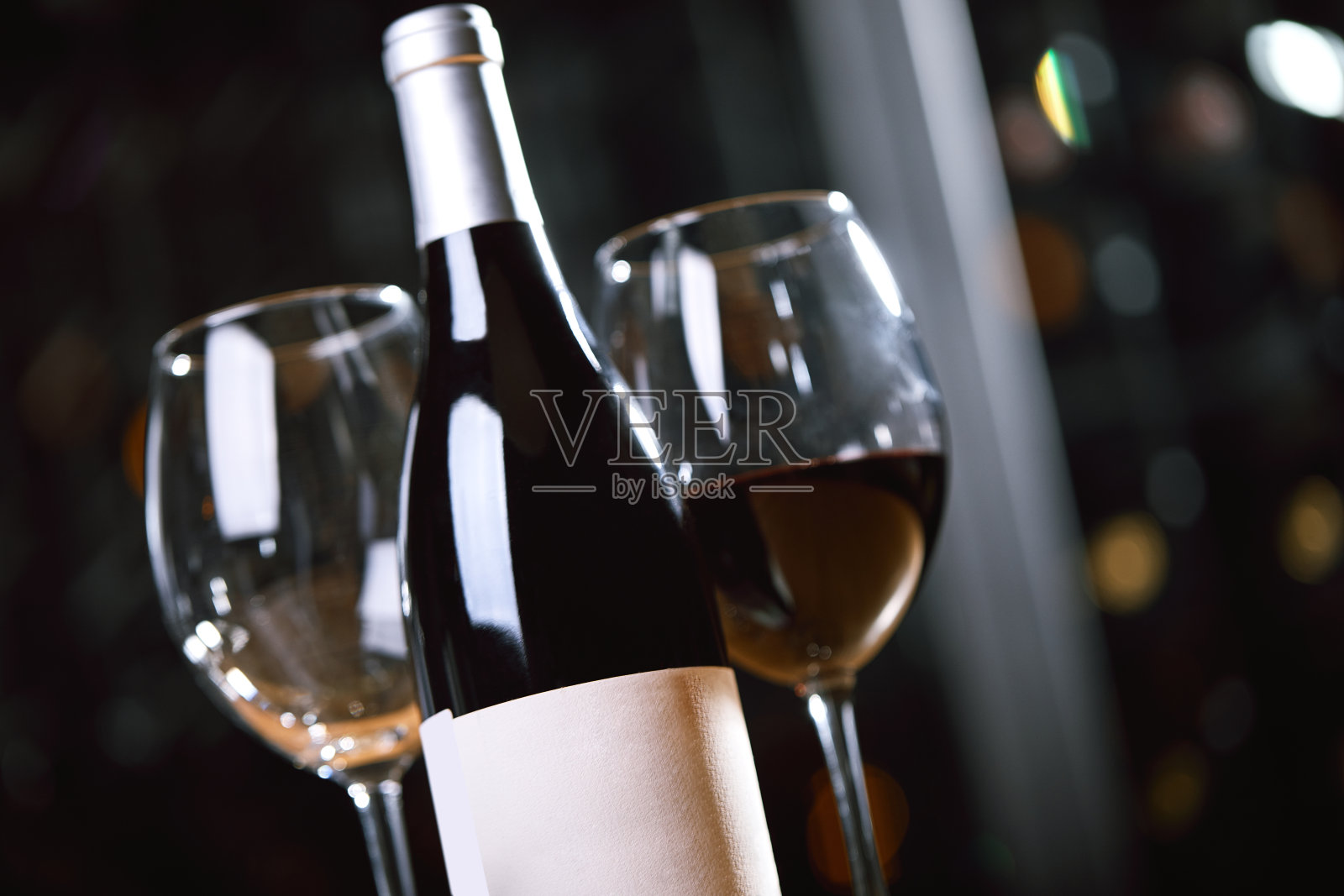 桌上放着酒瓶和酒杯。酒饮文化概念。Apperetes和幸存者。拷贝空间，暗背景照片摄影图片