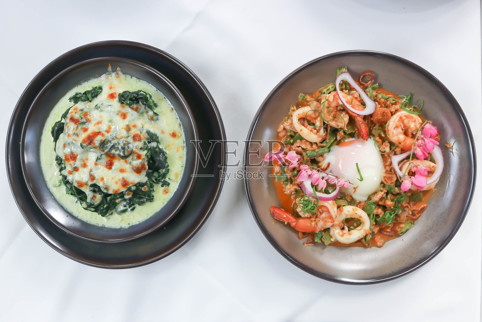 辣沙拉或海鲜沙拉，烤菠菜或烤菠菜照片摄影图片