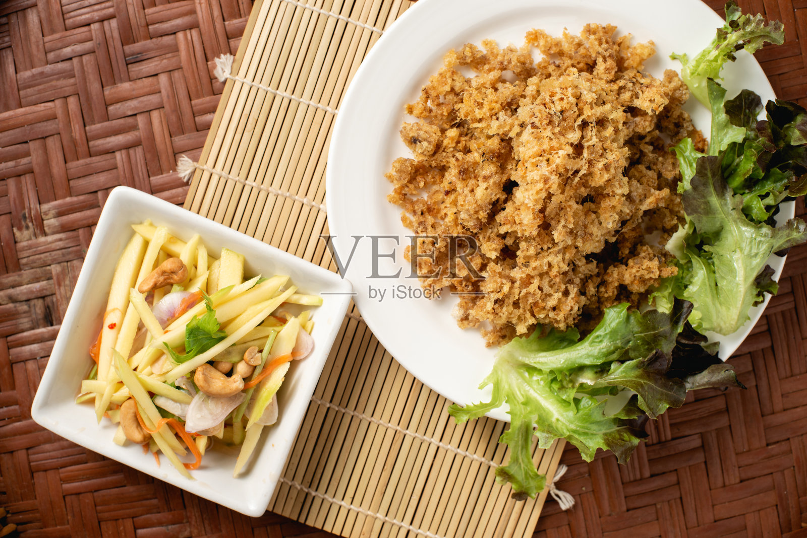 脆皮鲶鱼沙拉上的木制背景。照片摄影图片