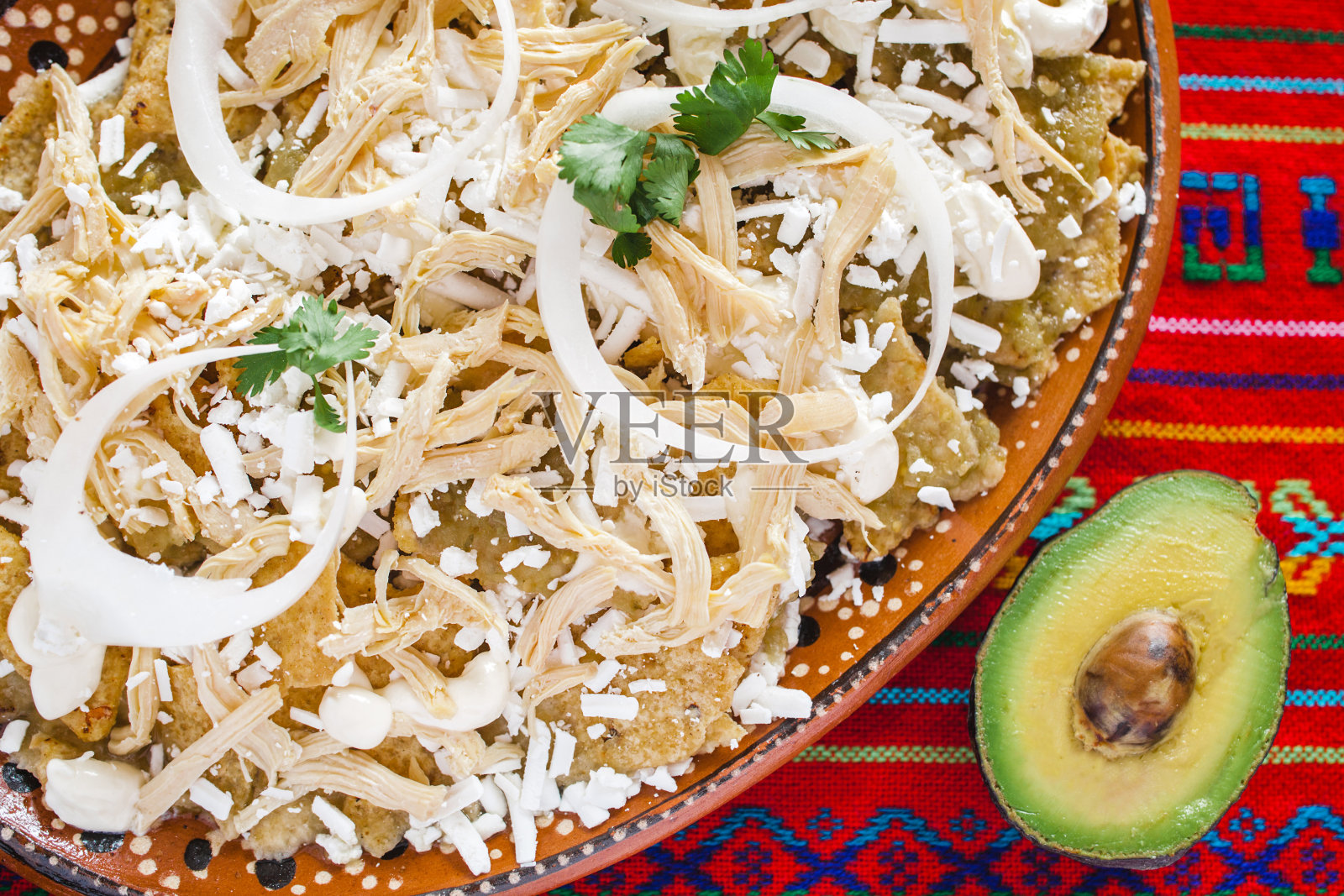 墨西哥辛辣食物，鳄梨，玉米片，鸡肉和奶酪墨西哥照片摄影图片