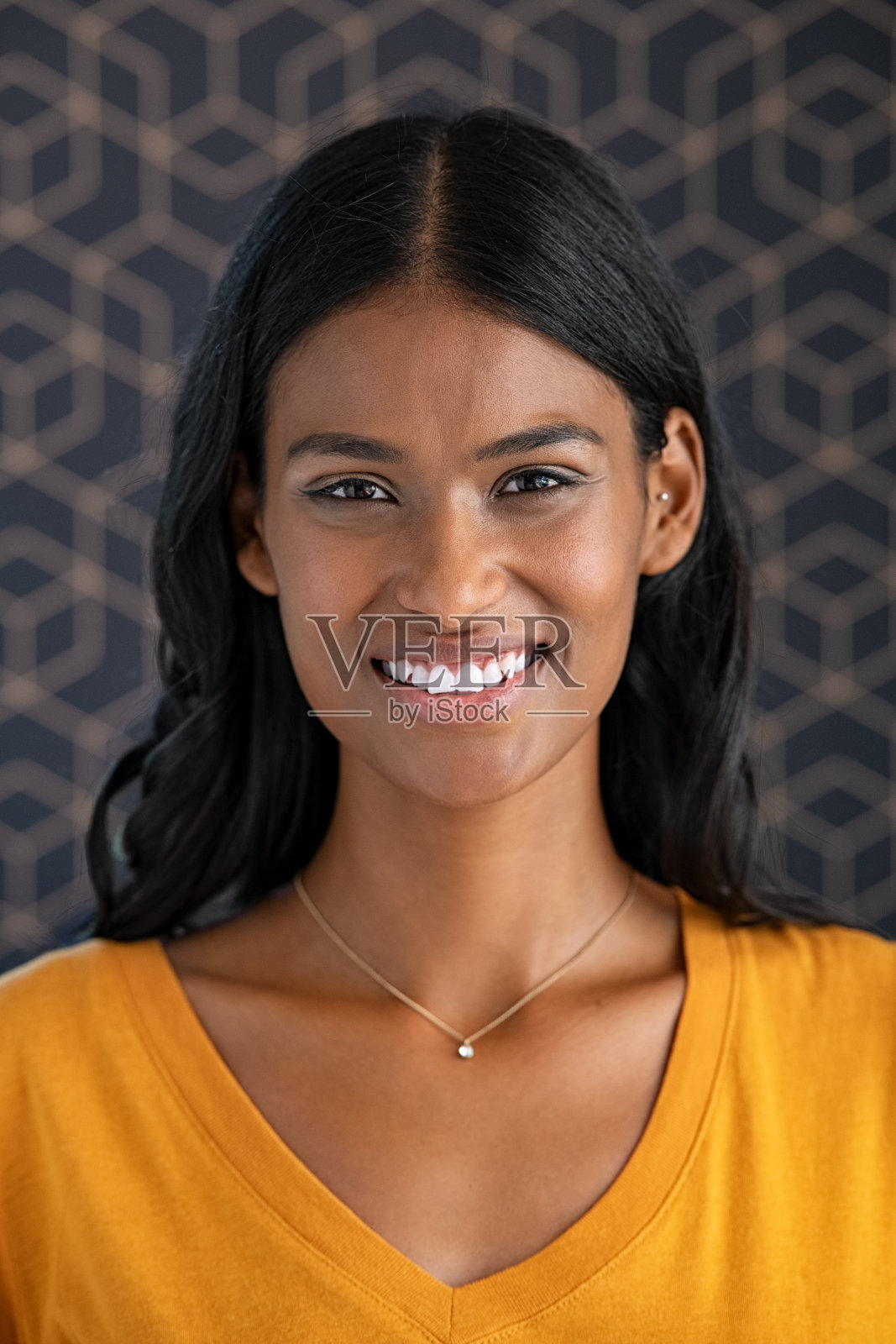 微笑的年轻印度女子照片摄影图片