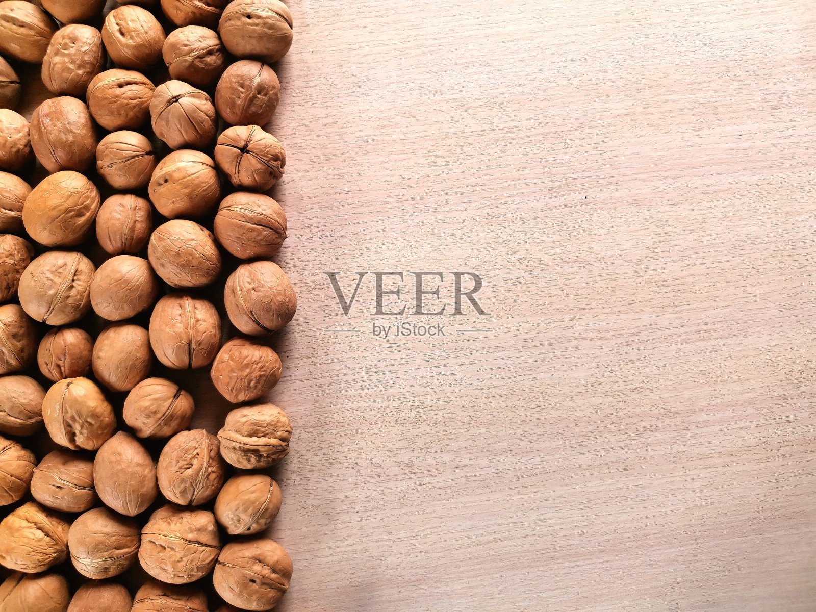 水平的胡桃条在桌子上照片摄影图片