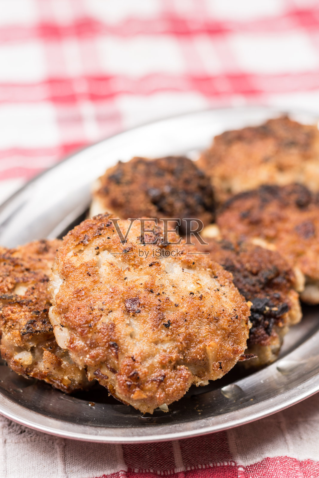 自制的肉馅丸子放在盘子里照片摄影图片