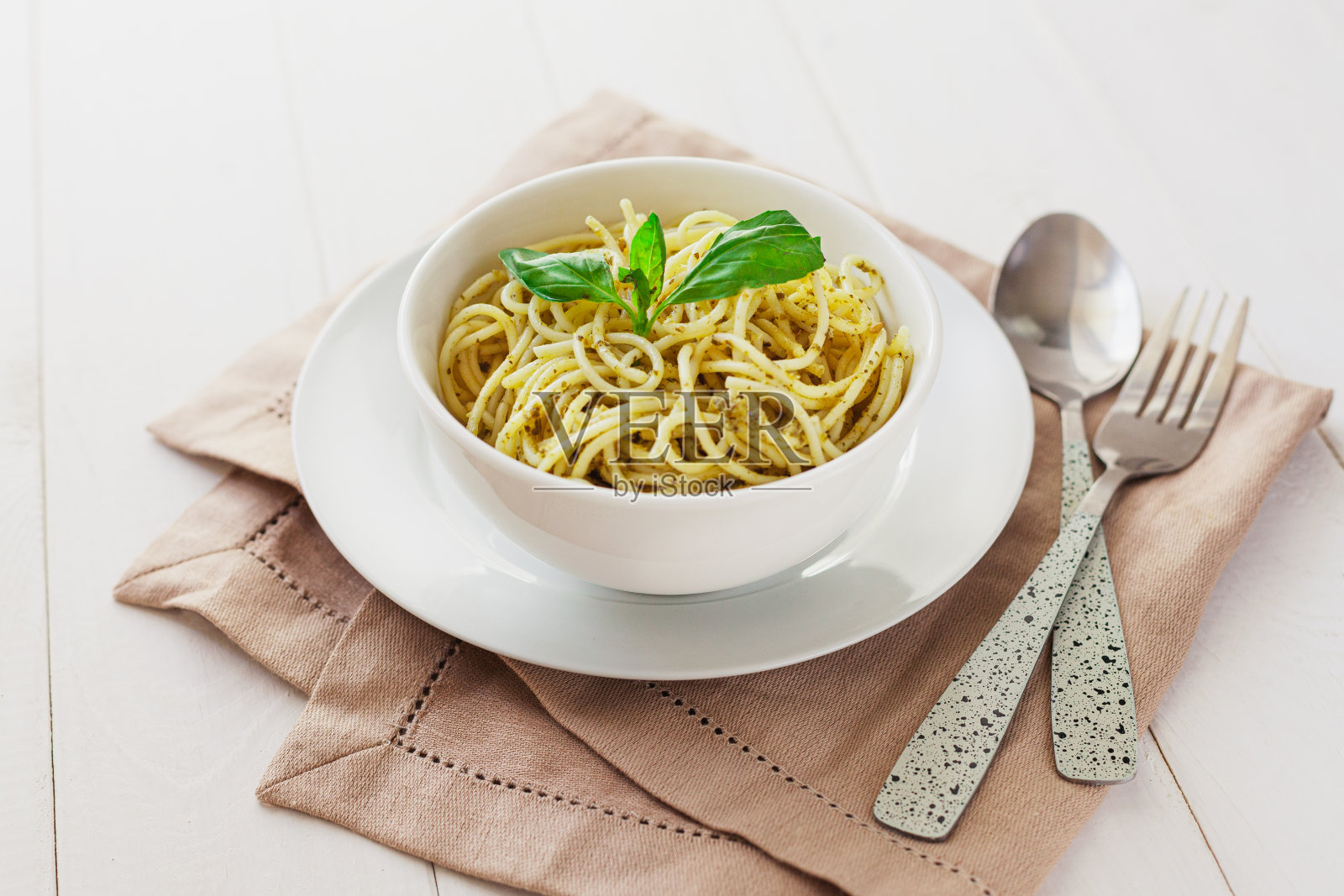 白盘子里的香蒜酱意大利面，背景很亮照片摄影图片