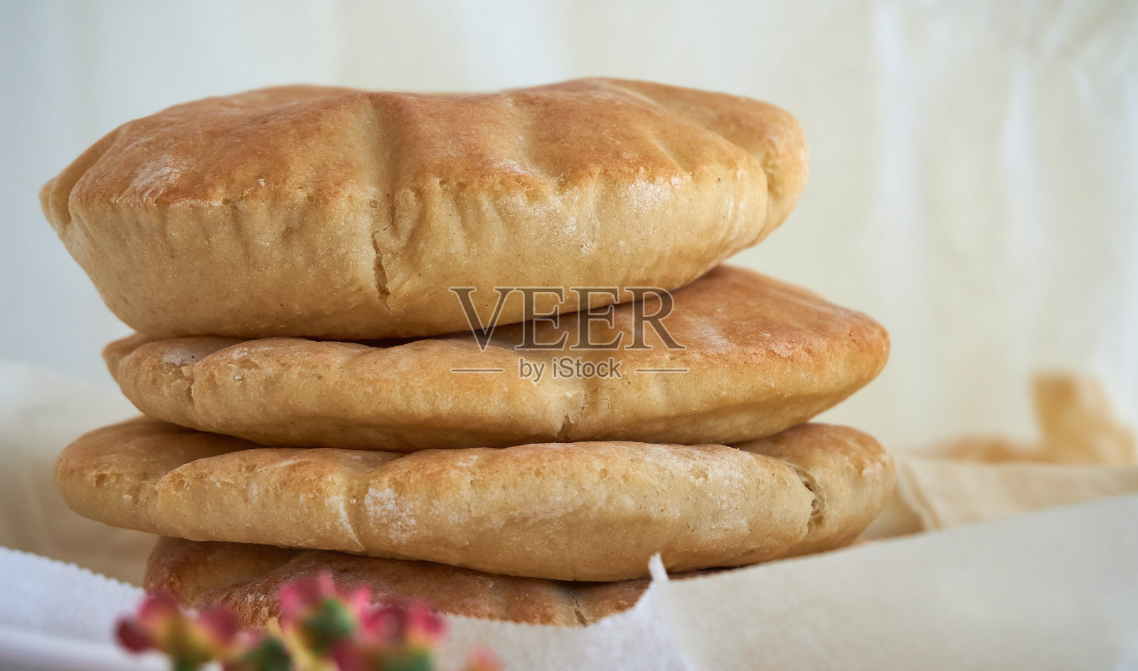 白色背景上的一叠皮塔饼照片摄影图片