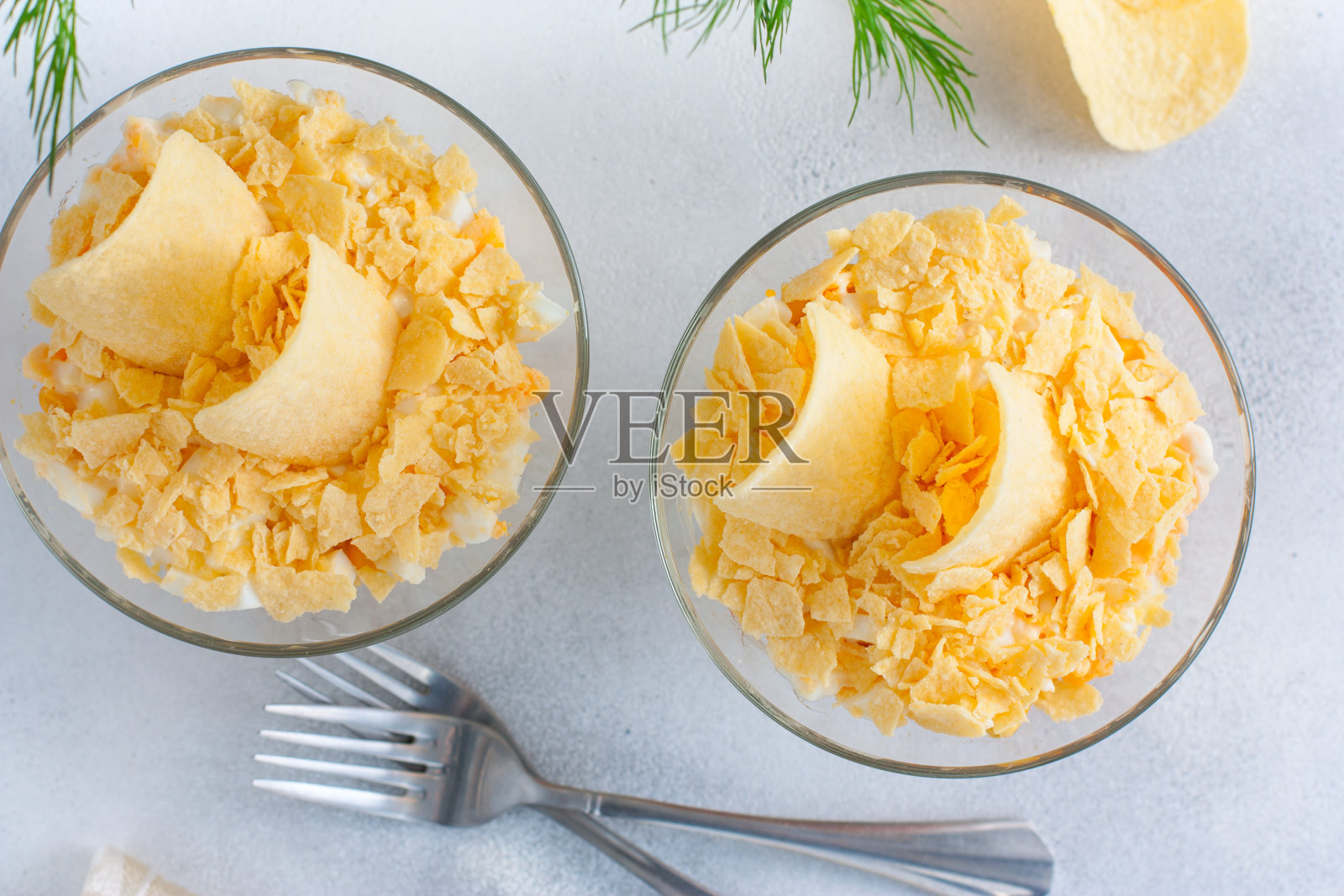 沙拉有玉米，胡萝卜，鸡肉和薯条，沙拉帆，选择性焦点照片摄影图片