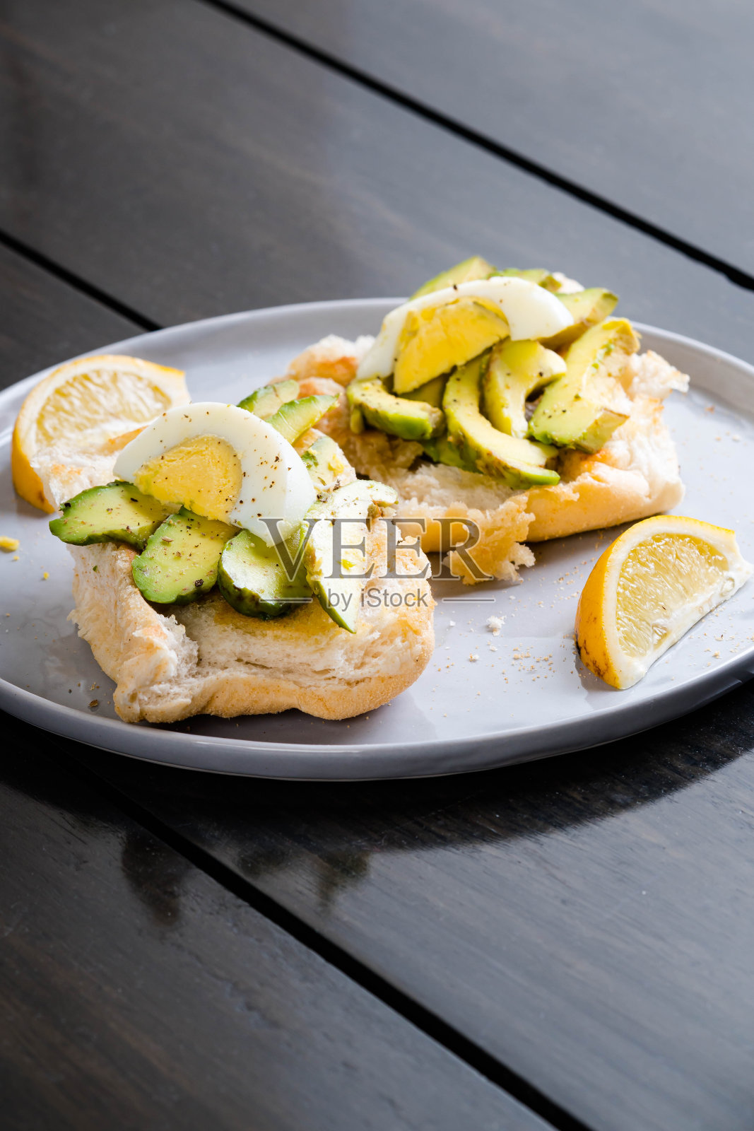 用菲律宾面包做牛油果吐司照片摄影图片