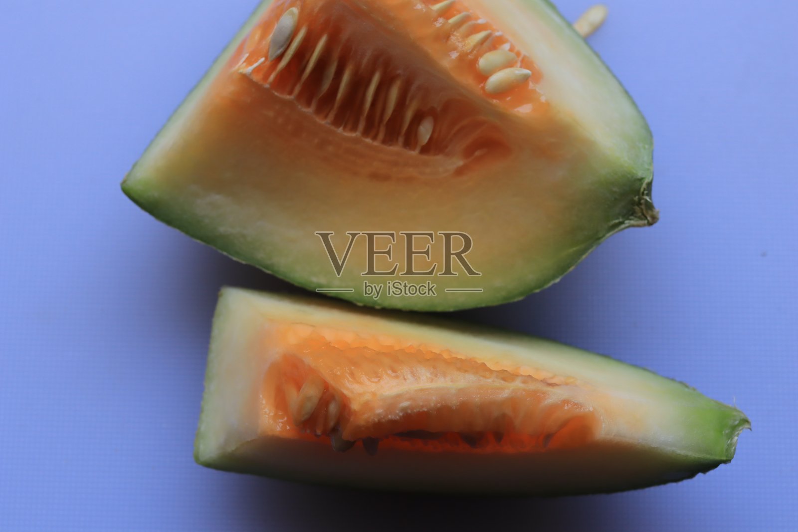 完整和切片哈密瓜孤立在白色背景照片摄影图片