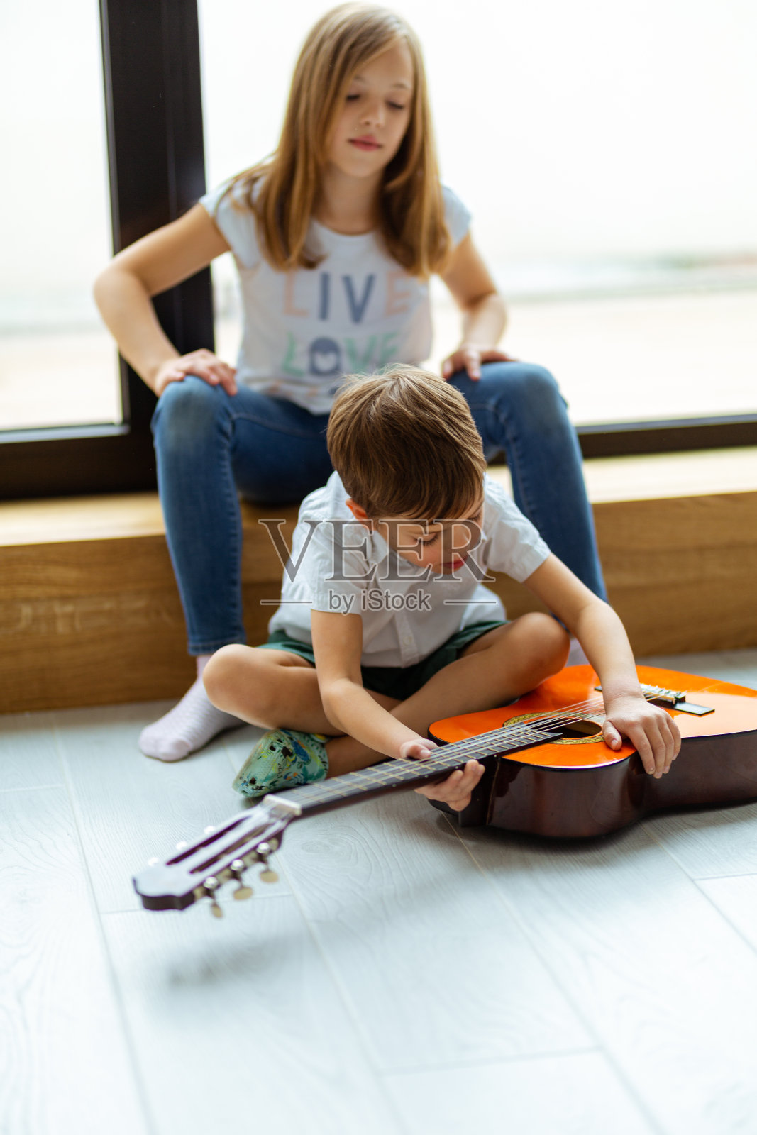 孩子们在弹吉他照片摄影图片
