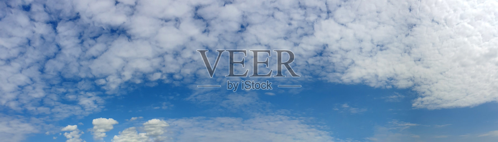 晴空全景图与云在一个晴朗的日子。照片摄影图片