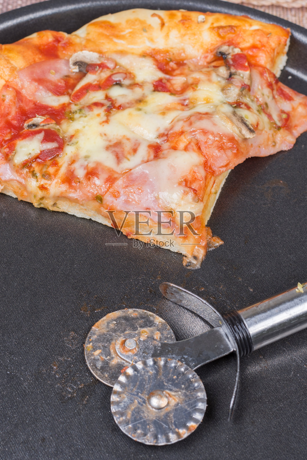 火腿芝士和蘑菇切片披萨照片摄影图片