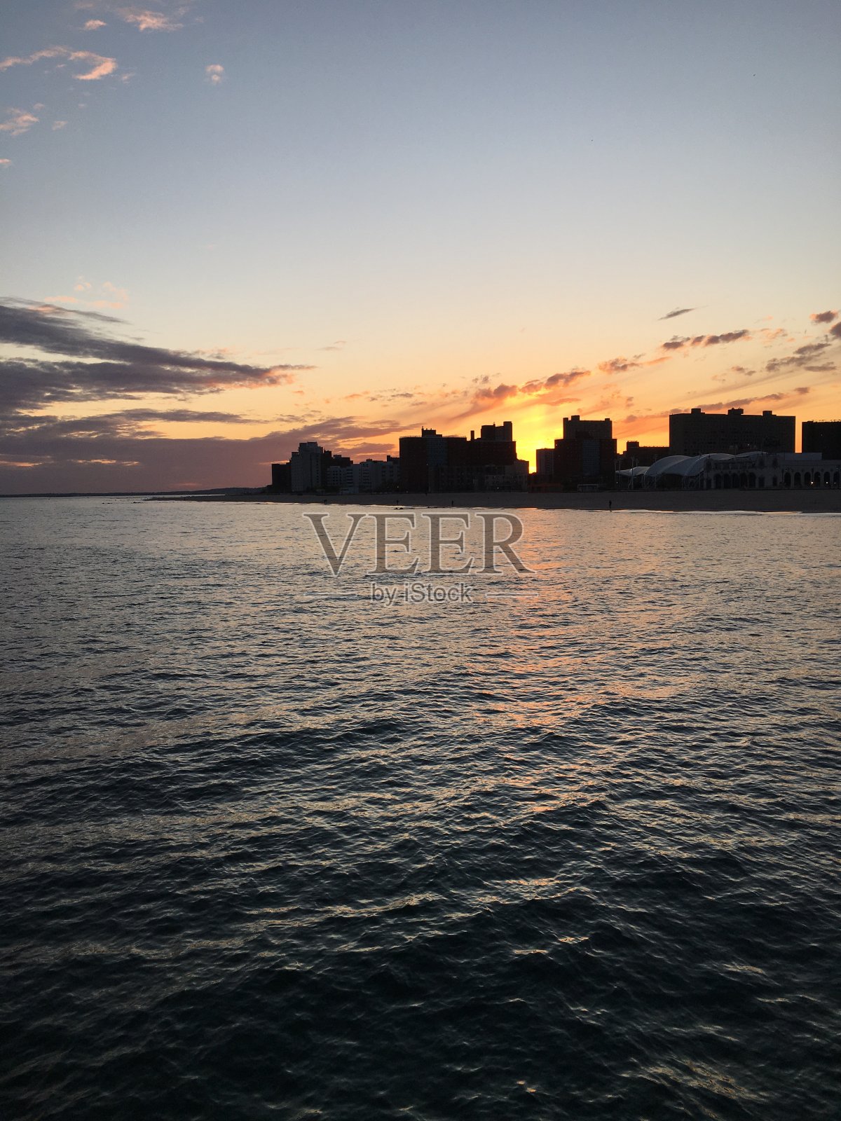 纽约布鲁克林科尼岛的春天日落。照片摄影图片