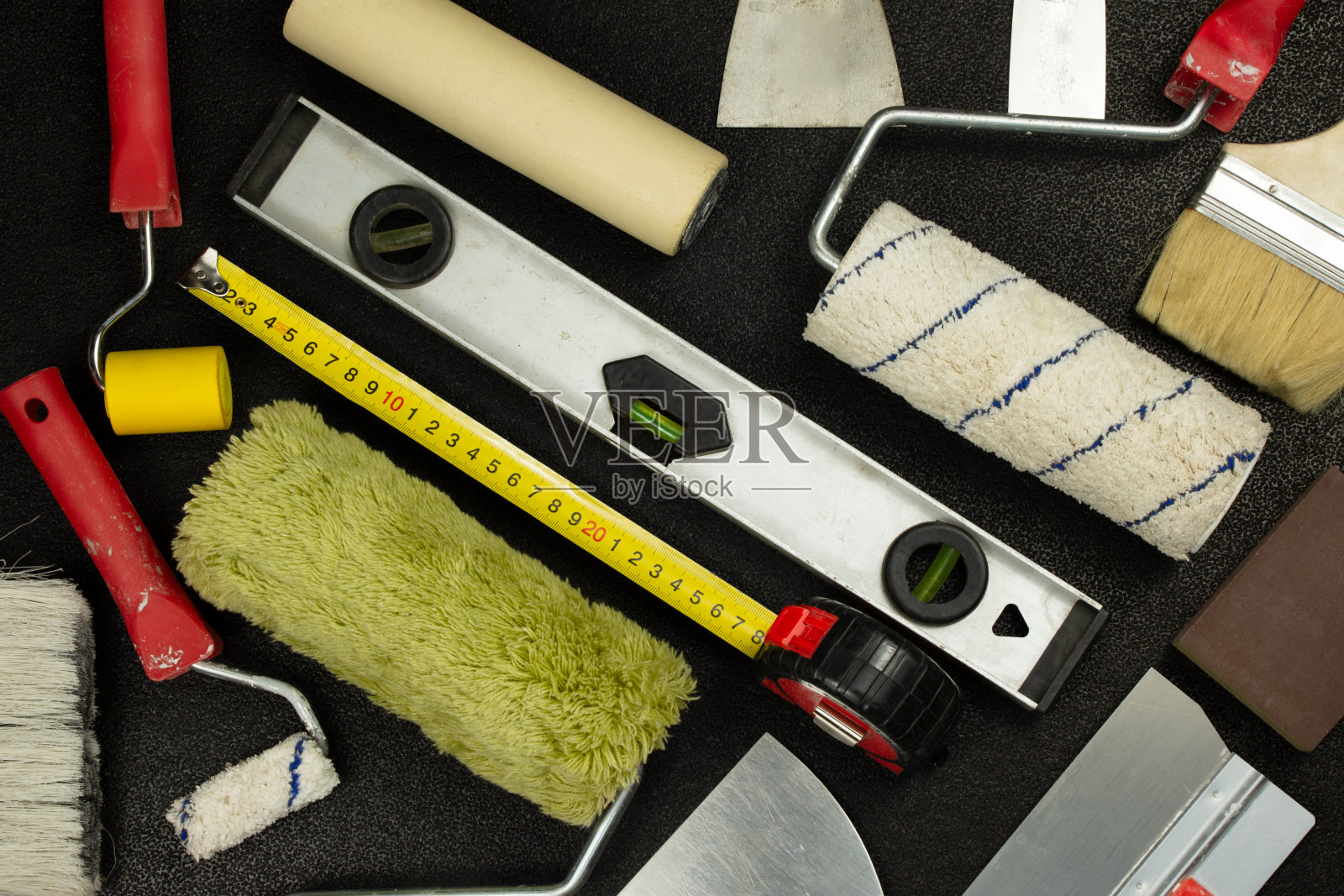 一套房子油漆工工具在黑色背景，俯视图，平铺照片摄影图片