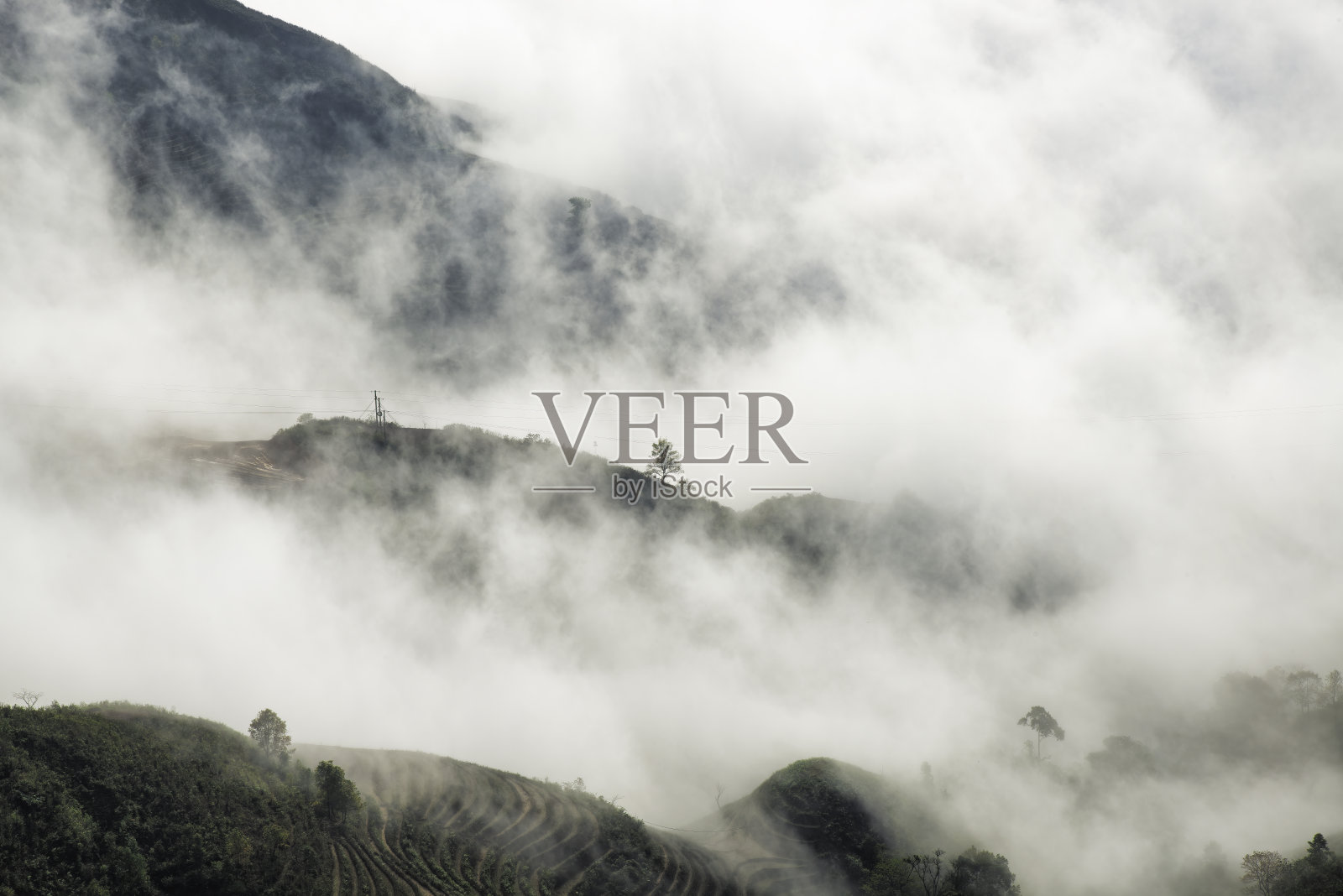 太极拳是越南北部著名的山脉。一年到头，这座山在云层之上升起，产生了云的倒转。照片摄影图片