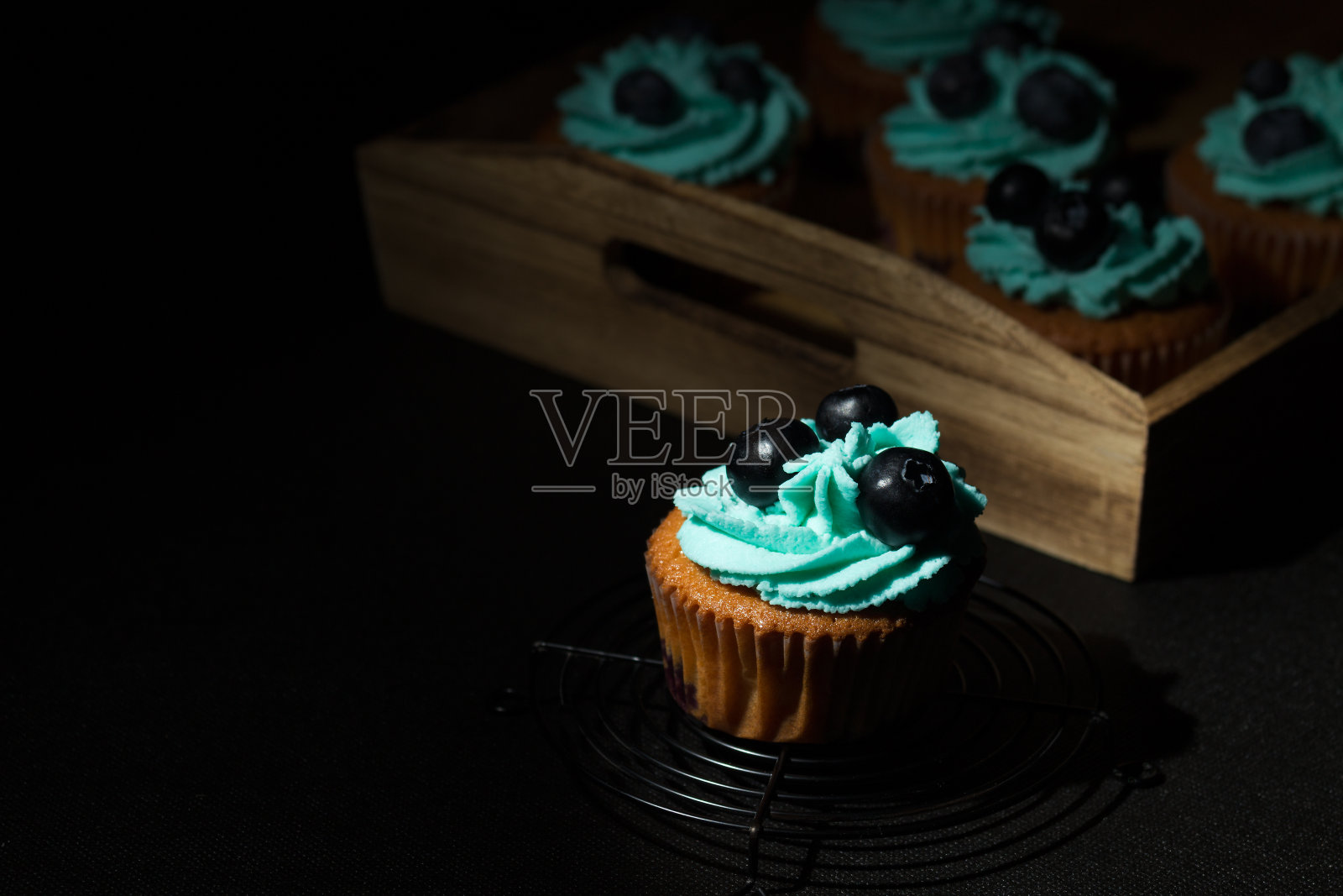 蓝奶油蔓越莓蛋糕照片摄影图片