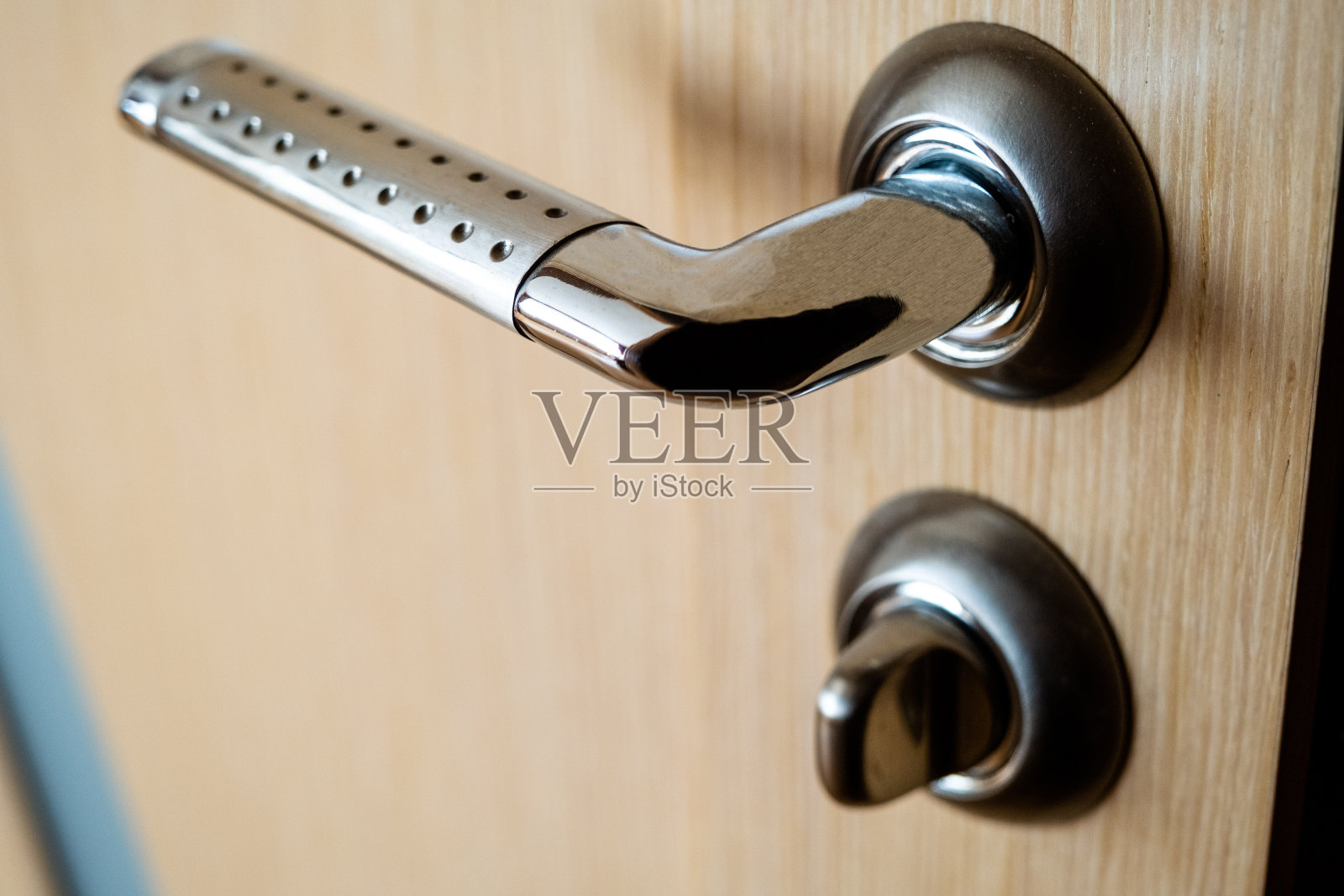 一个金属门把手和锁的特写镜头照片摄影图片