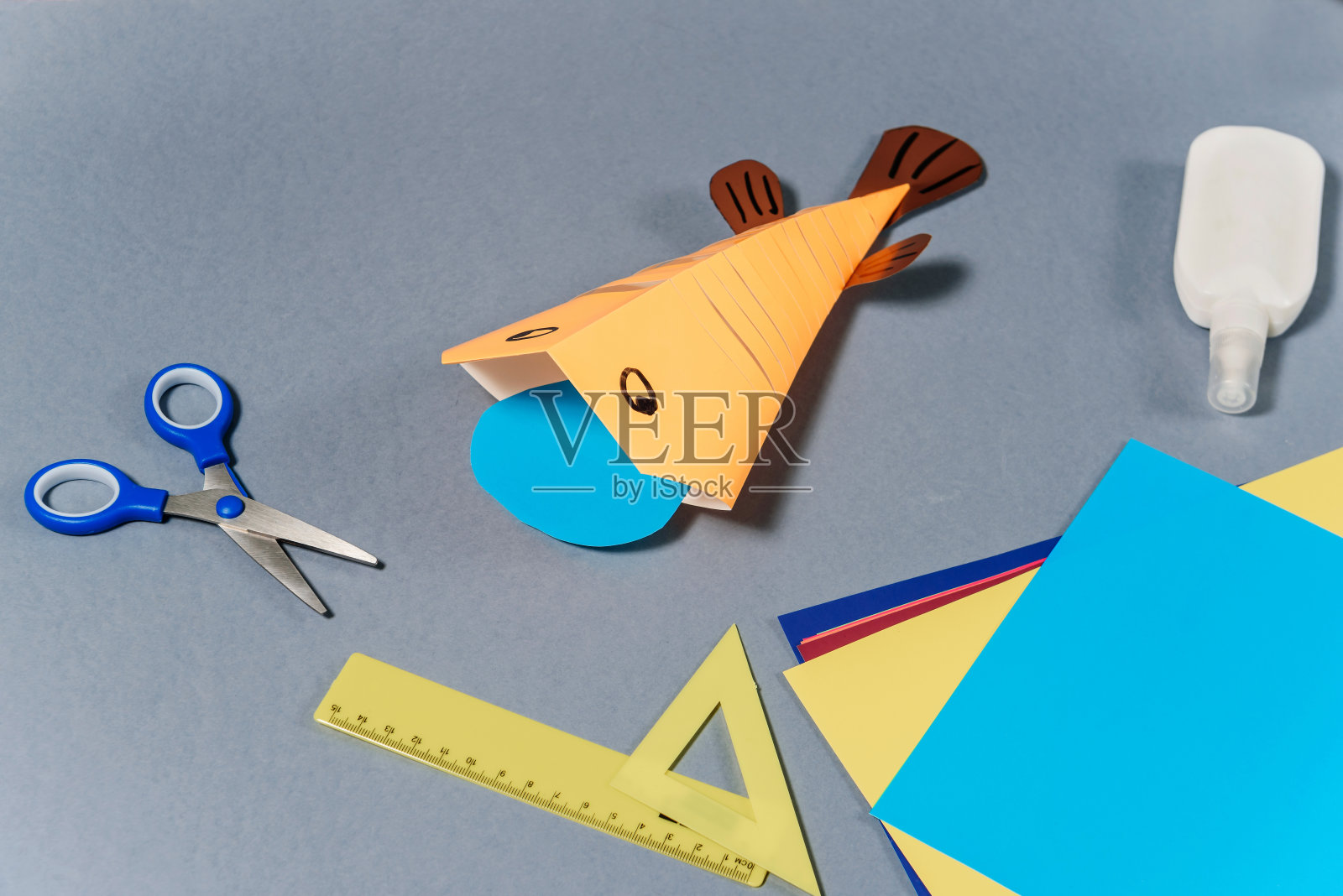 我们用彩纸做了一条鱼。步骤8。照片摄影图片