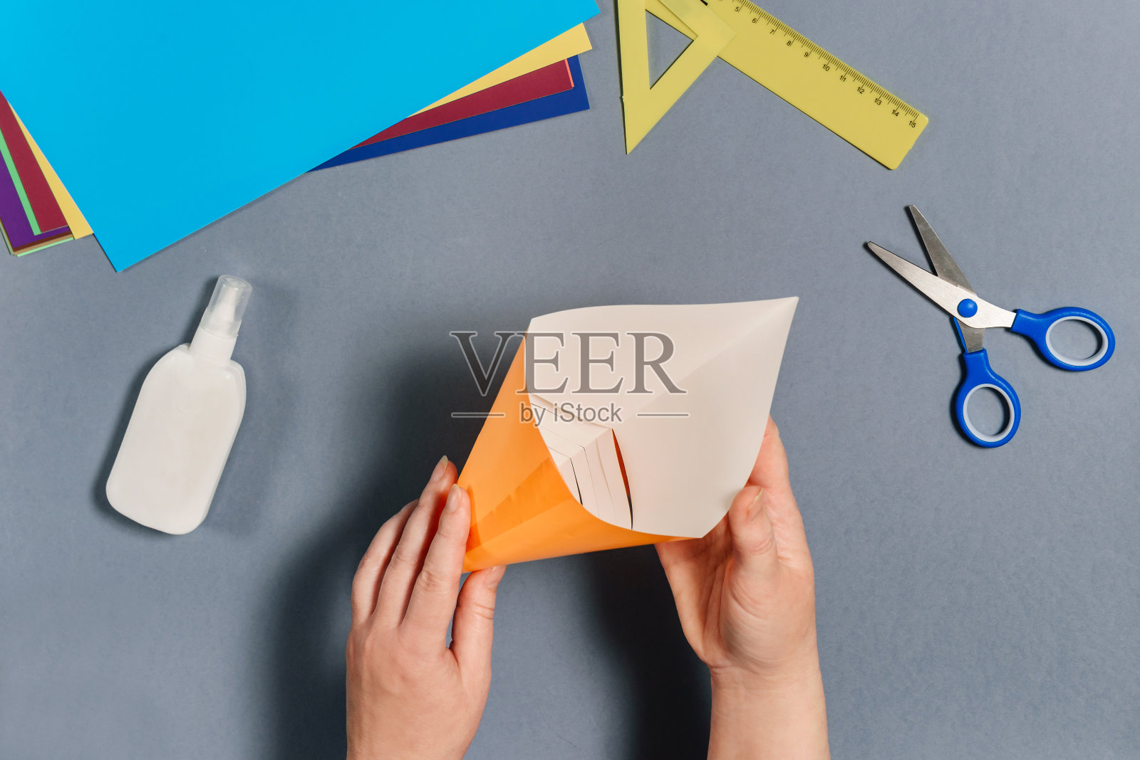 我们用彩纸做了一条鱼。步骤6。照片摄影图片