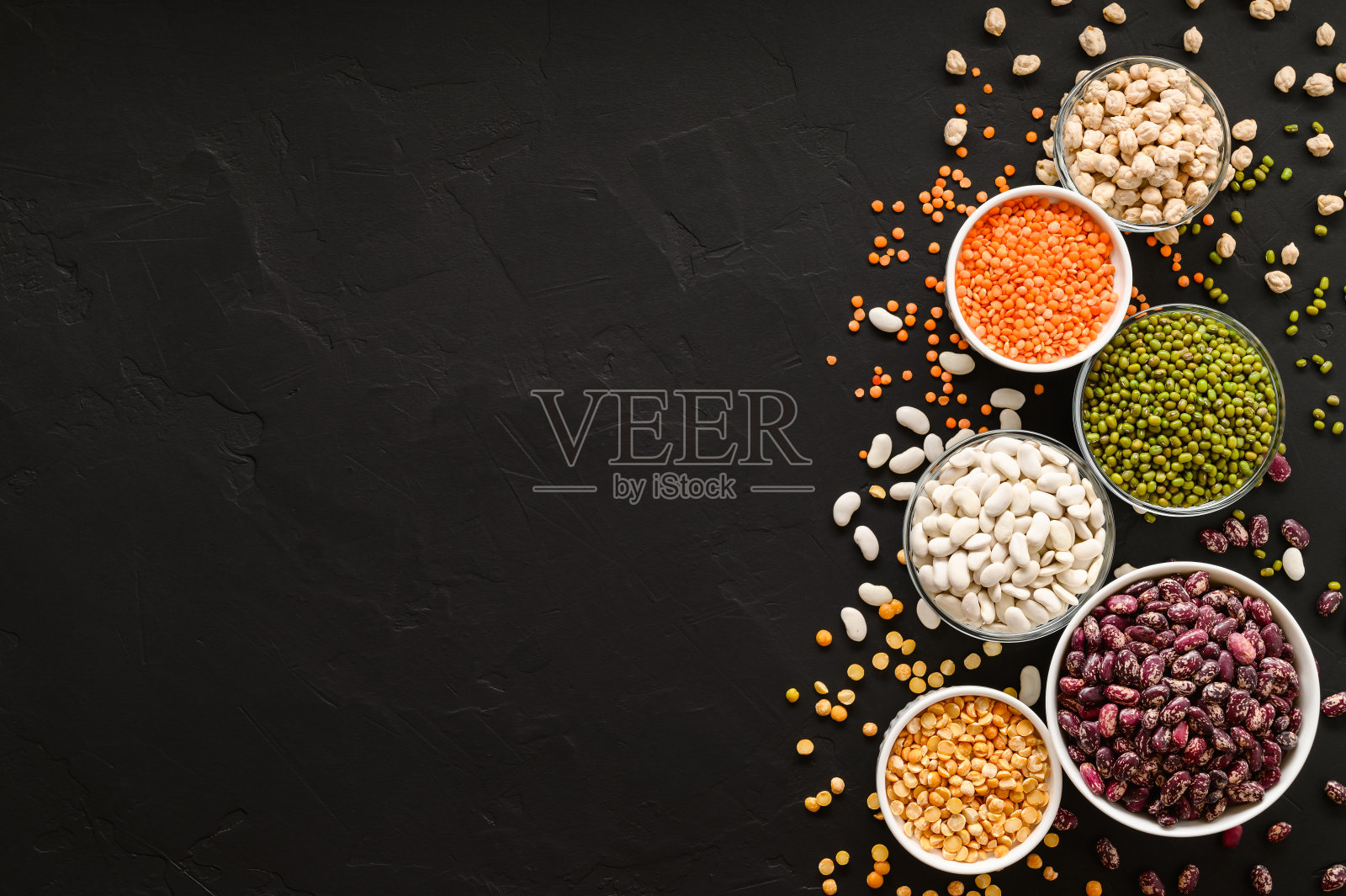 多种植物蛋白来源:豆类，扁豆，豌豆，鹰嘴豆，碗绿豆。为纯素食者和素食主义者提供健康均衡的饮食。照片摄影图片