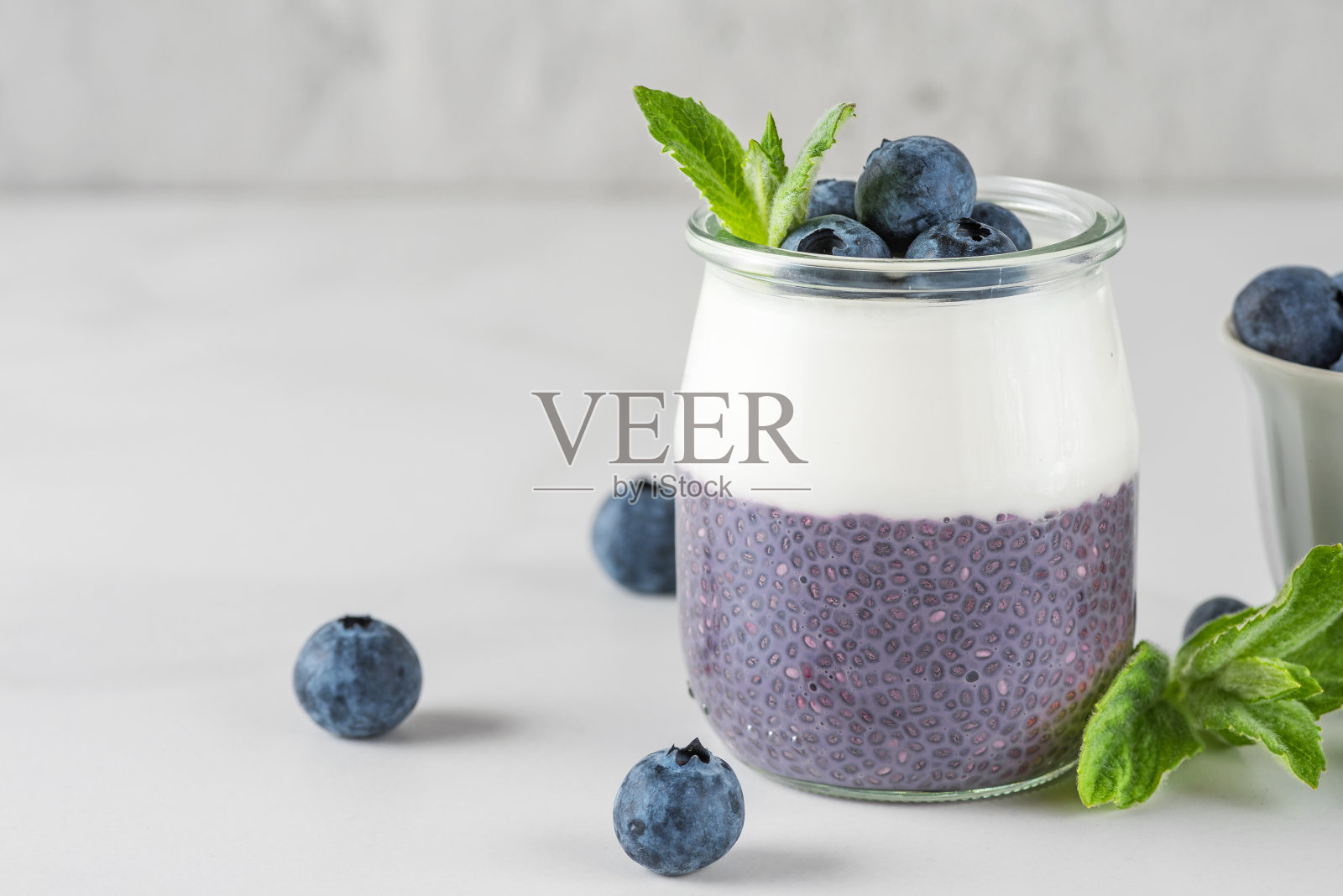 蓝莓布丁，椰汁酸奶，新鲜浆果，健康饮食早餐。素食照片摄影图片