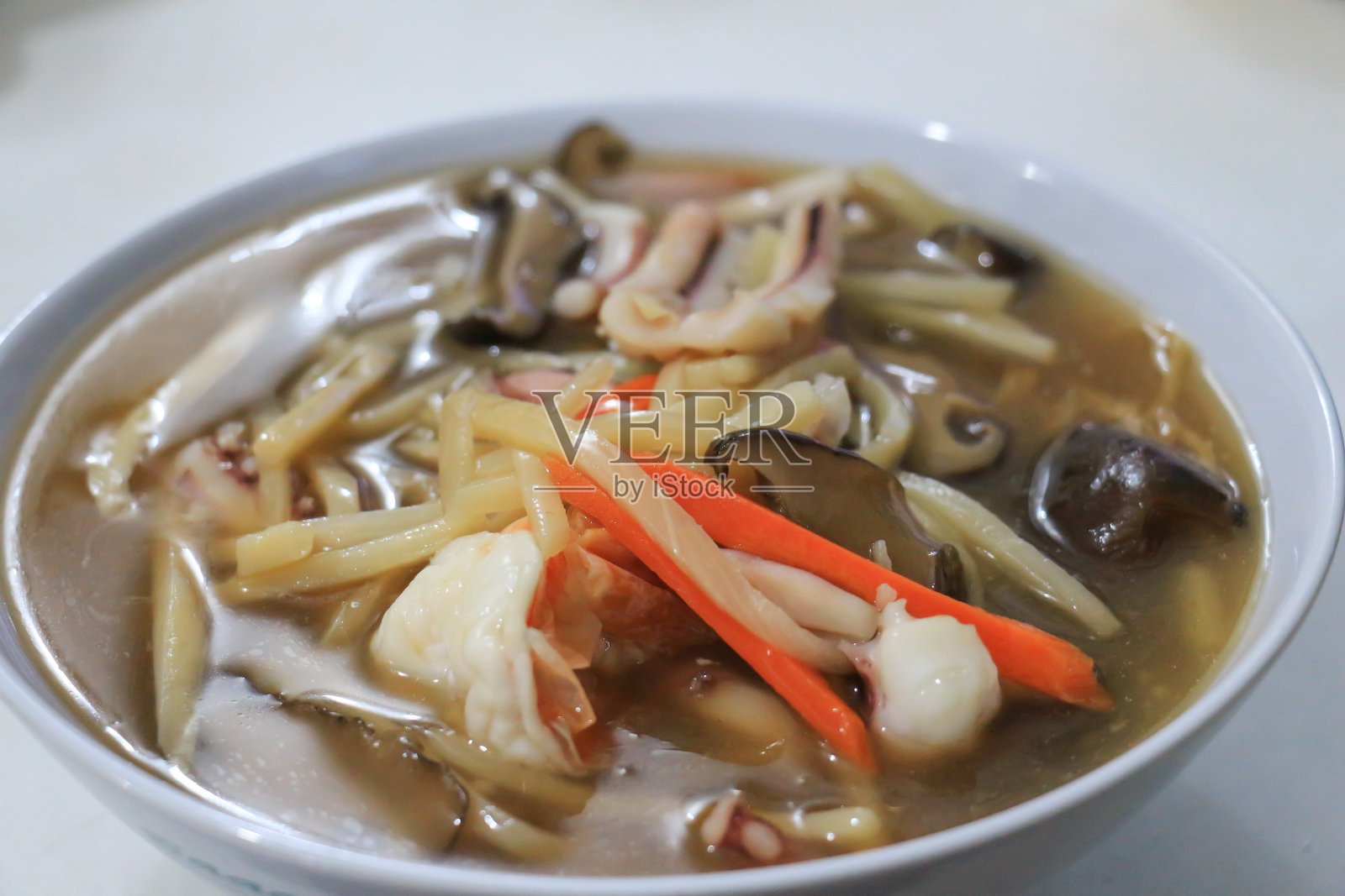 浓汁海鲜脆面。照片摄影图片