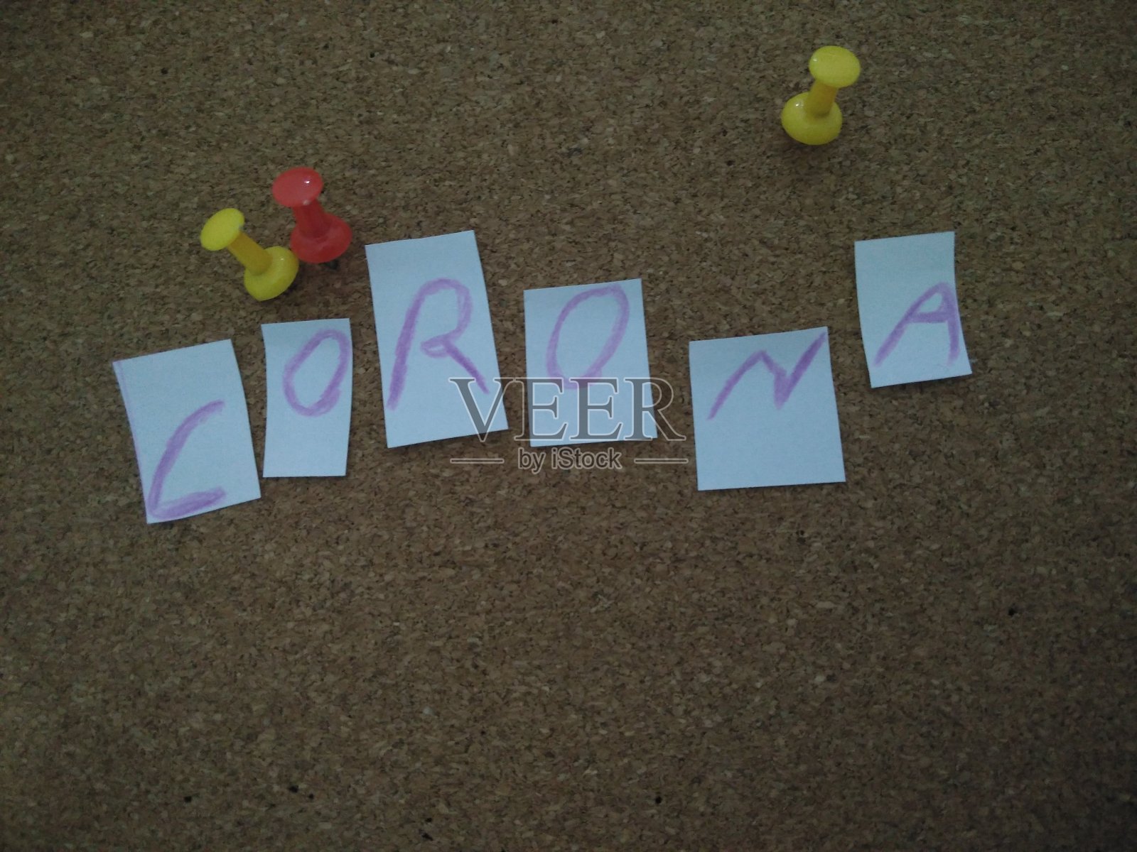 电晕写在软木板上照片摄影图片